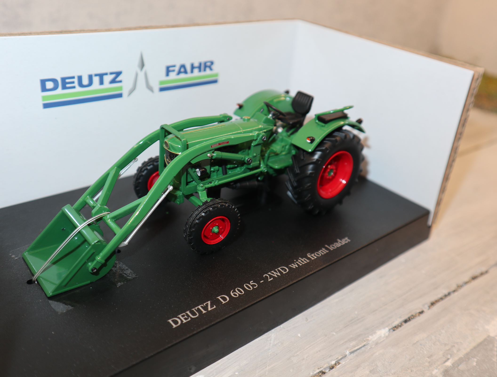 UH 5254 in 1:32  Deutz D60 05 2WD mit Frontlader,  NEU in OVP