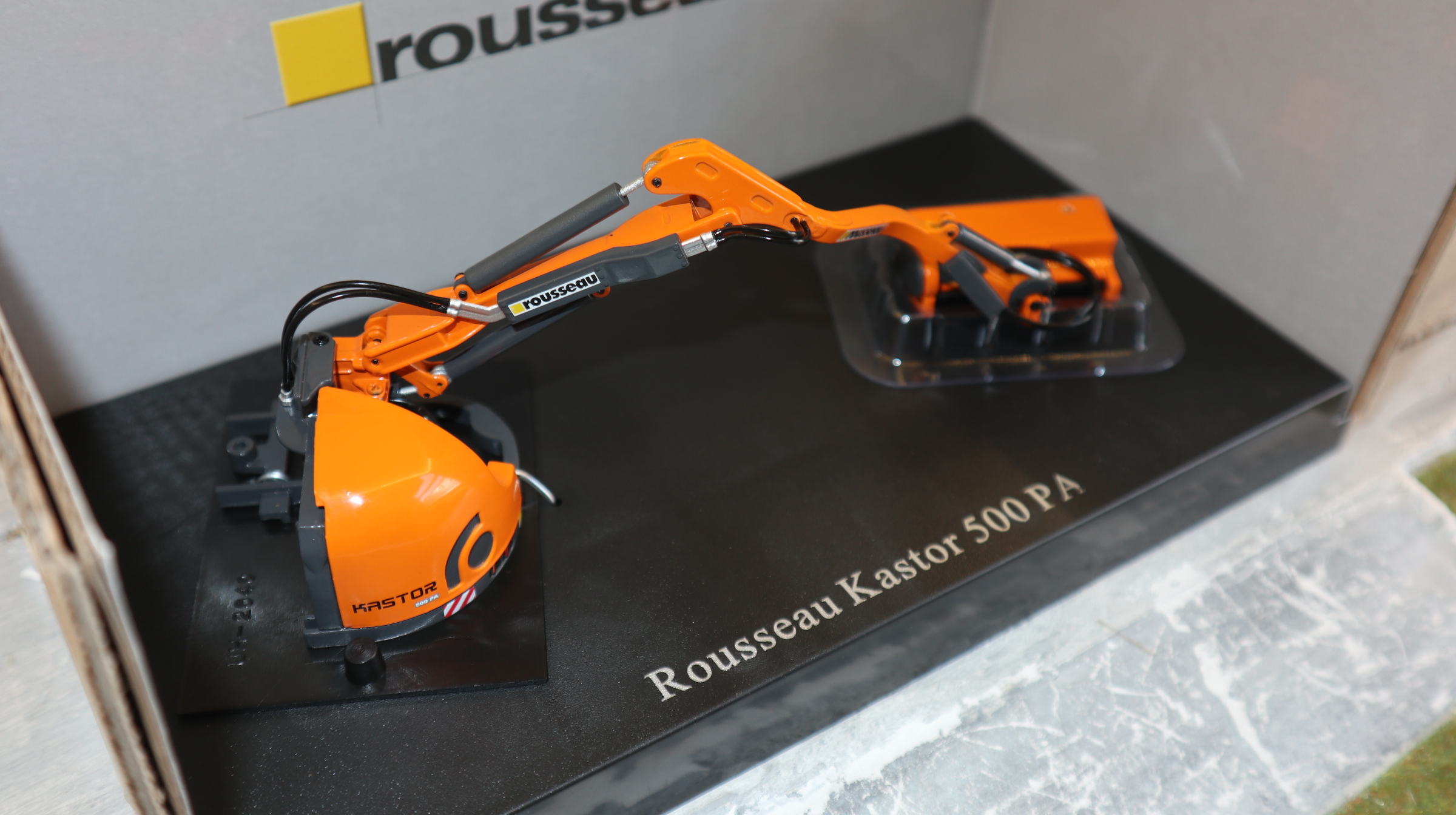 Universal Hobbies UH 4281 in 1:32, Rousseau Kastor 500 Seitenmäher, NEU in OVP