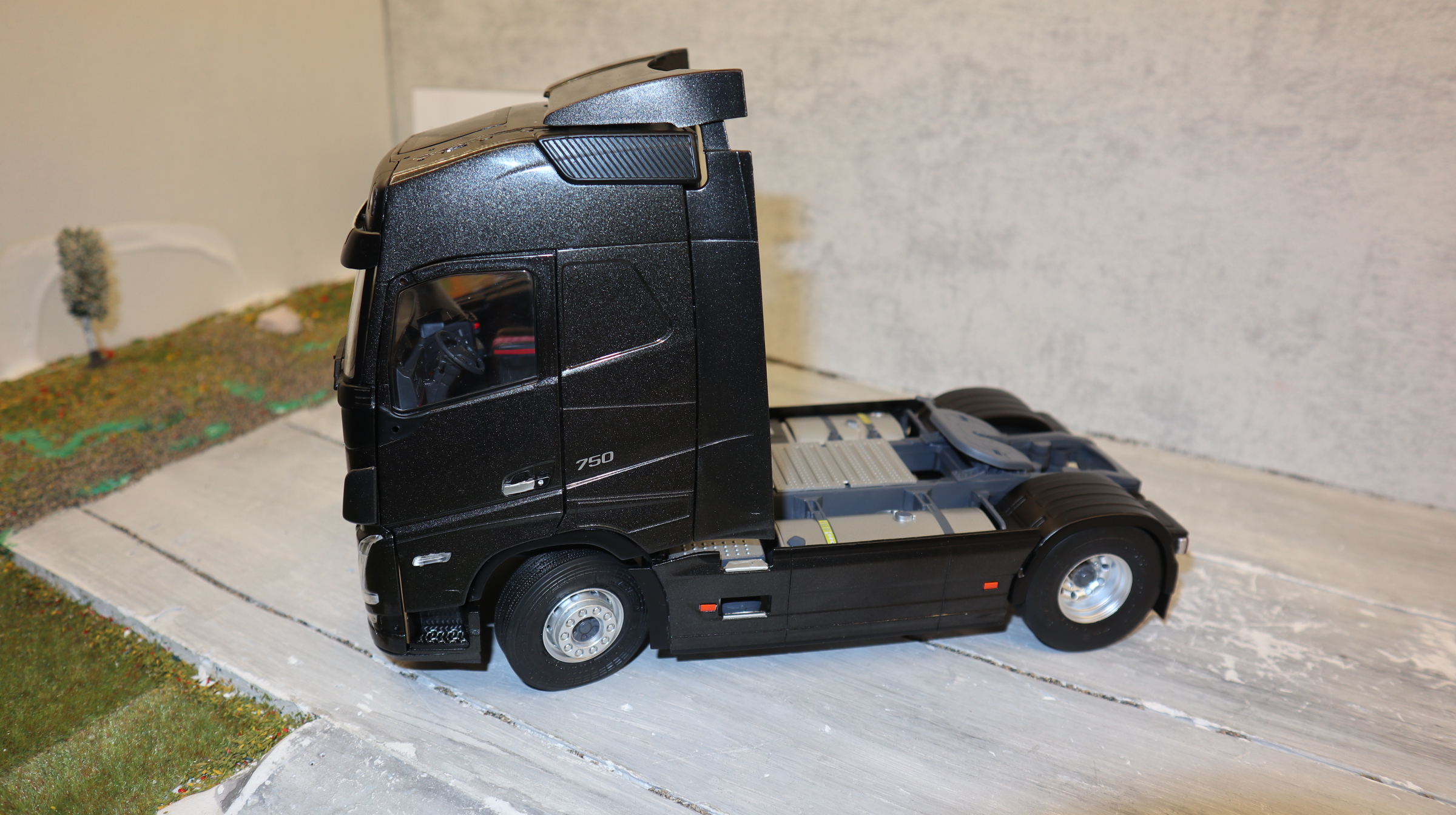 SOLIDO 2400102 in 1:24, VOLVO FH 16 Globetrotter XL,  SZM in schwarz, NEU in OVP