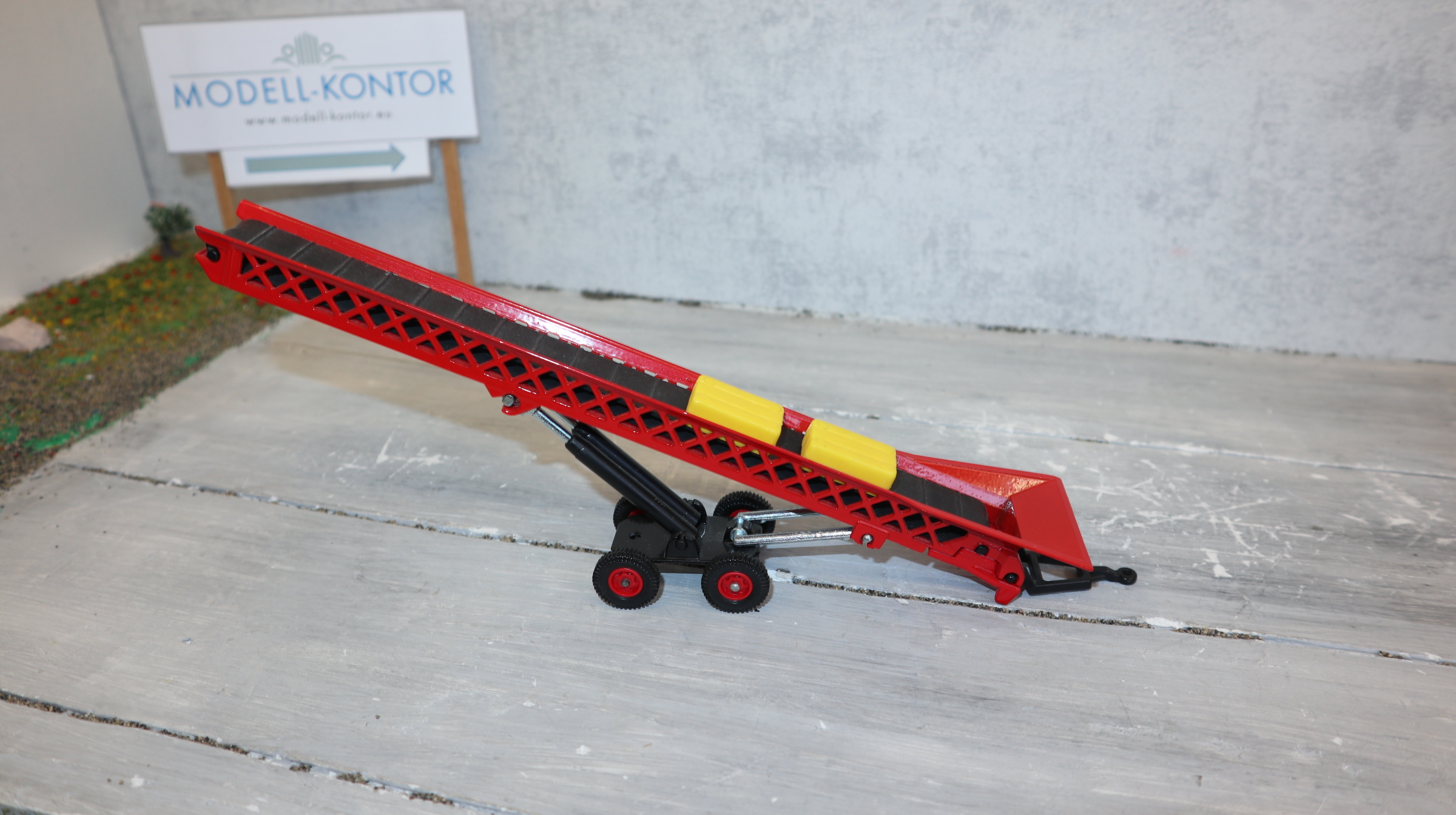 Siku 2857 in 1:32,  Förderband, Version 1 in ROT,  mit beiden Strohballen, Neu in  OVP