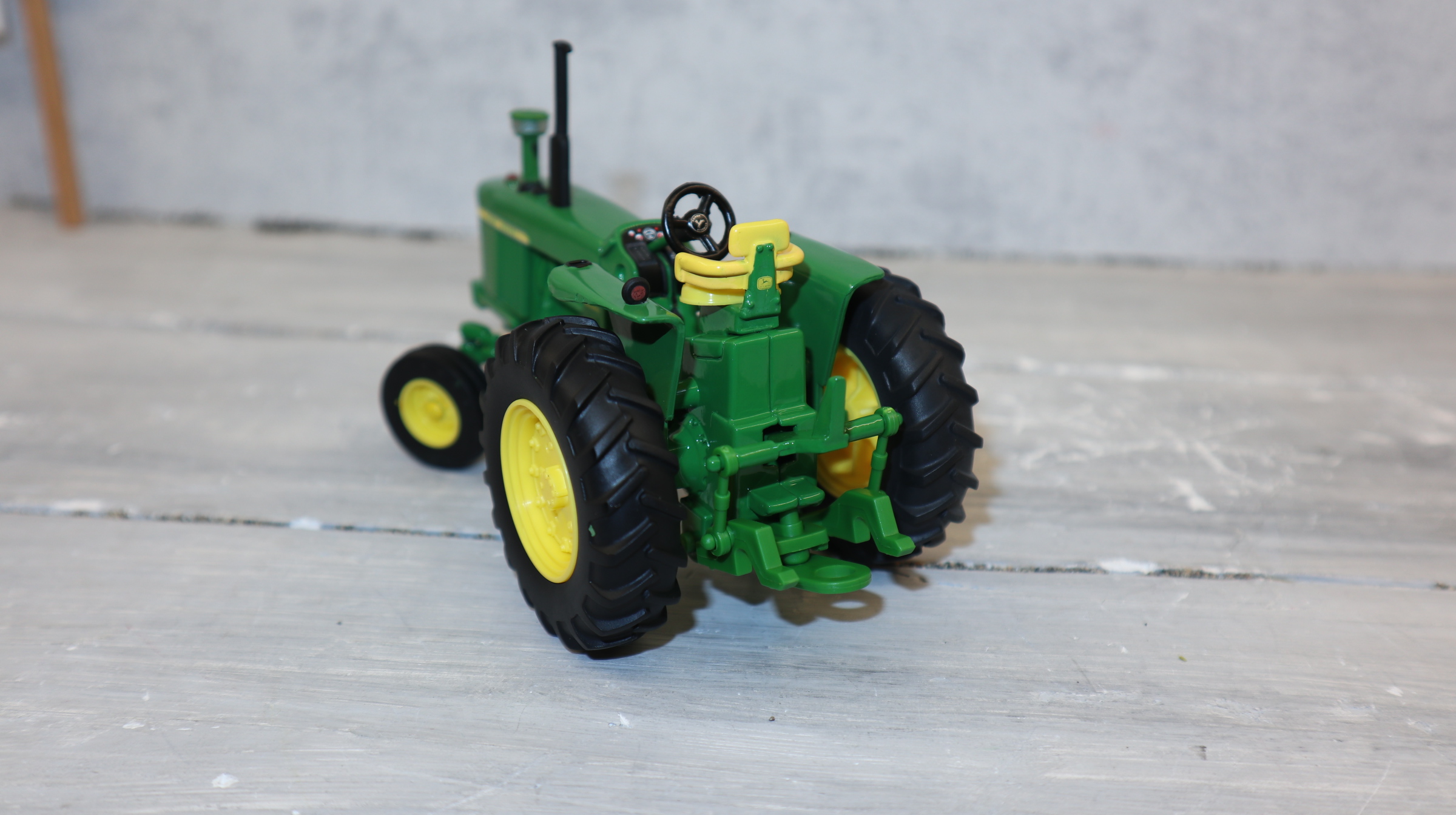 Britains 47024 in 1:32 Farm-Gebäude mit Trecker und Tieren, neue Version !! NEU in OVP