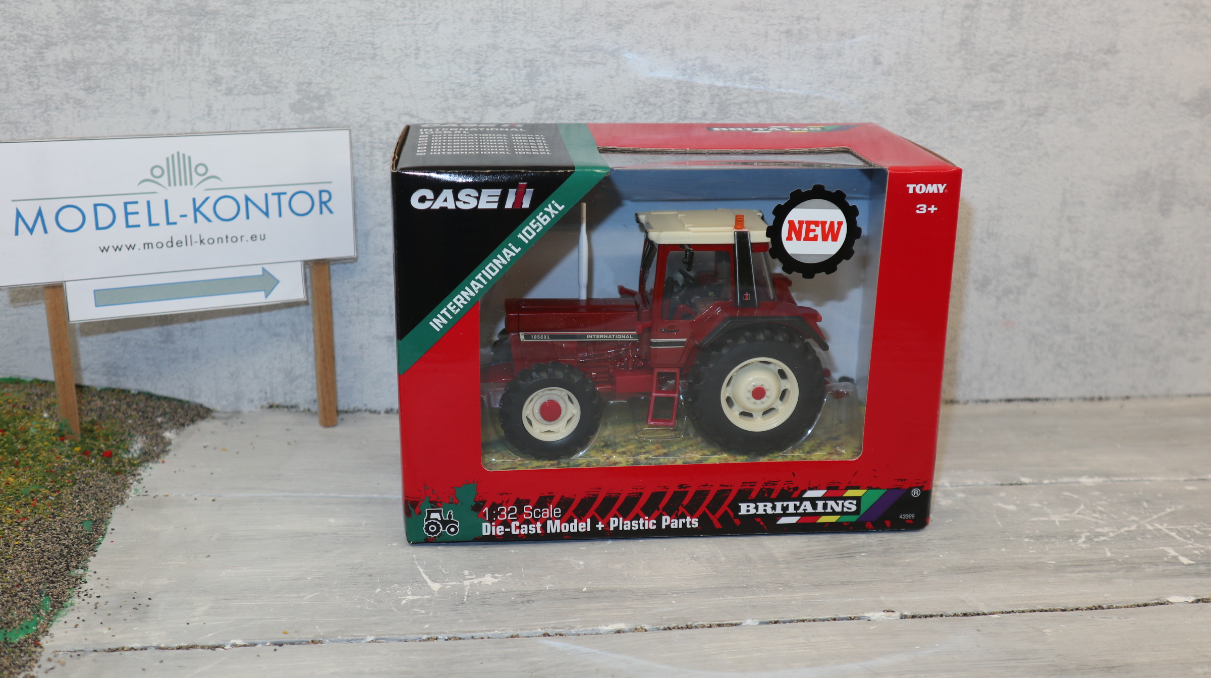 Britains 43329 in 1:32 International IH 1056 XL 4WD, NEU in OVP