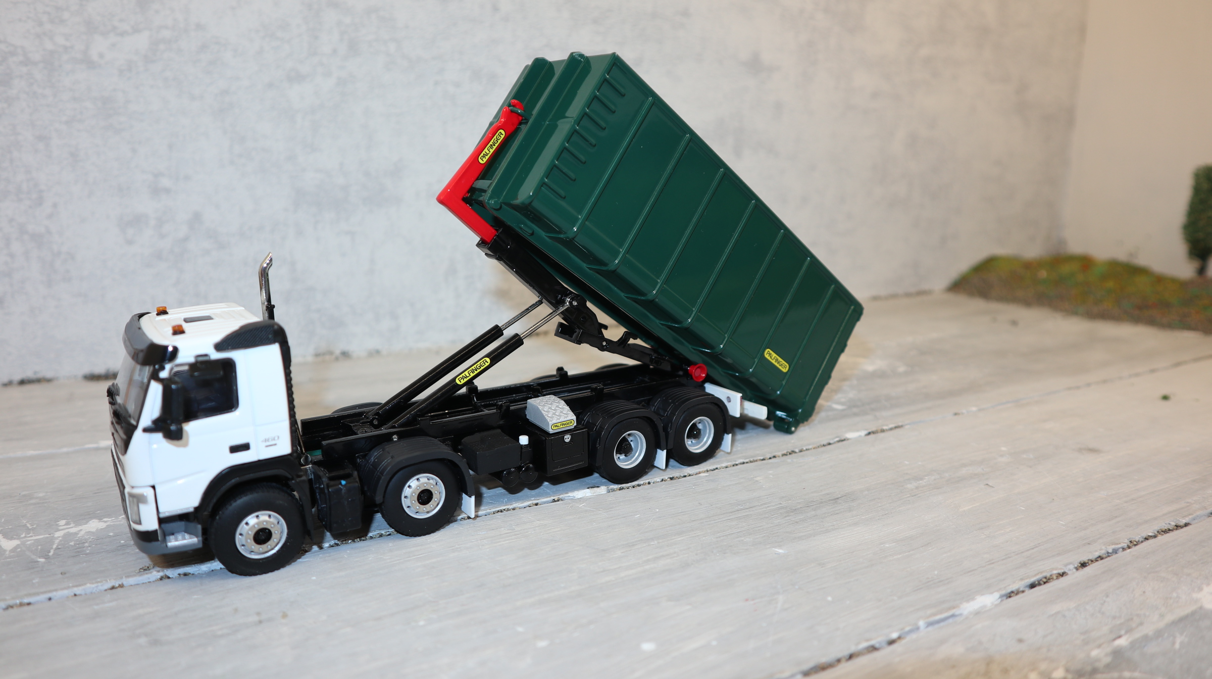 WSI 02-2428 in 1:50, VOLVO FM 8x4 Day Cab für Australien, Abroller PALFINGER mit Hochmulde, NEU in OVP