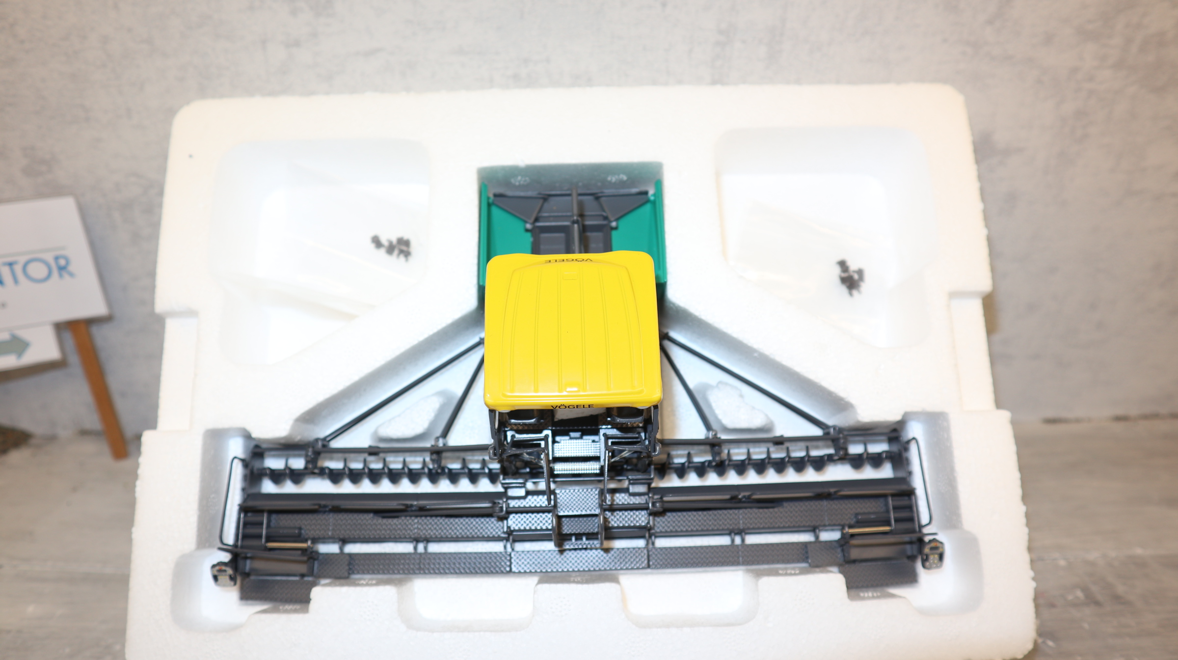 NZG 8591 in 1:50, VÖGELE Straßenfertiger SUPER 2100-3, NEU in OVP