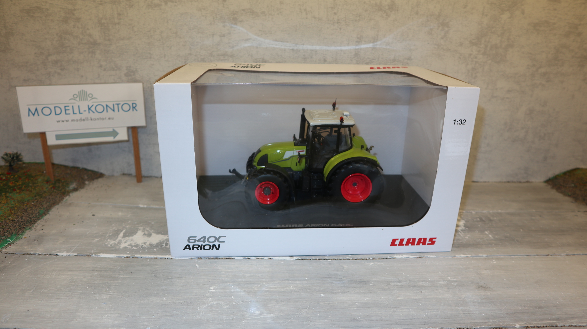 Universal Hobbies UH 02674740 in 1:32, Claas Arion 640 C, NEU in OVP