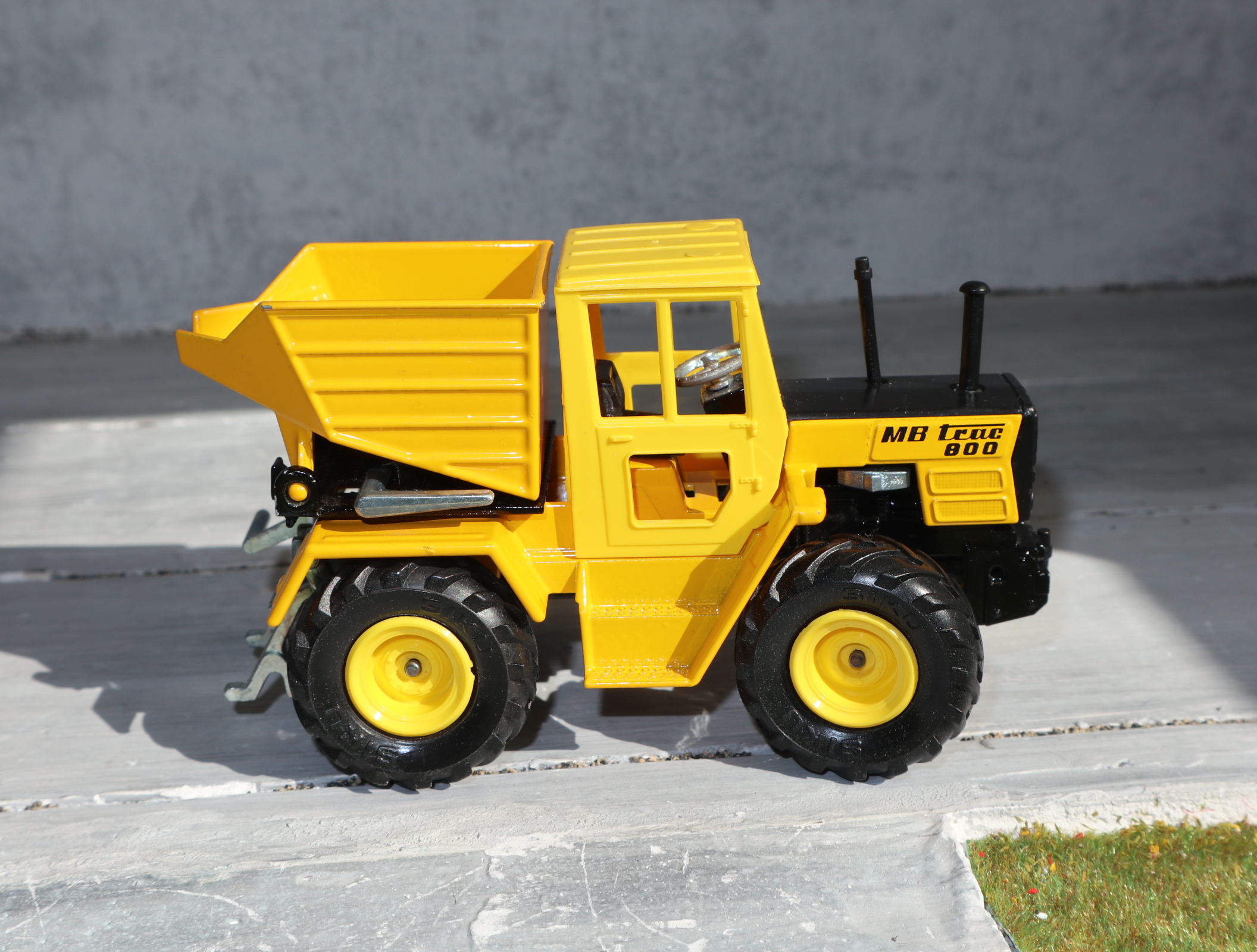 Siku 2951 in 1:32,  MB Trac 800 mit Kippmulde in GELB, NEU in OVP