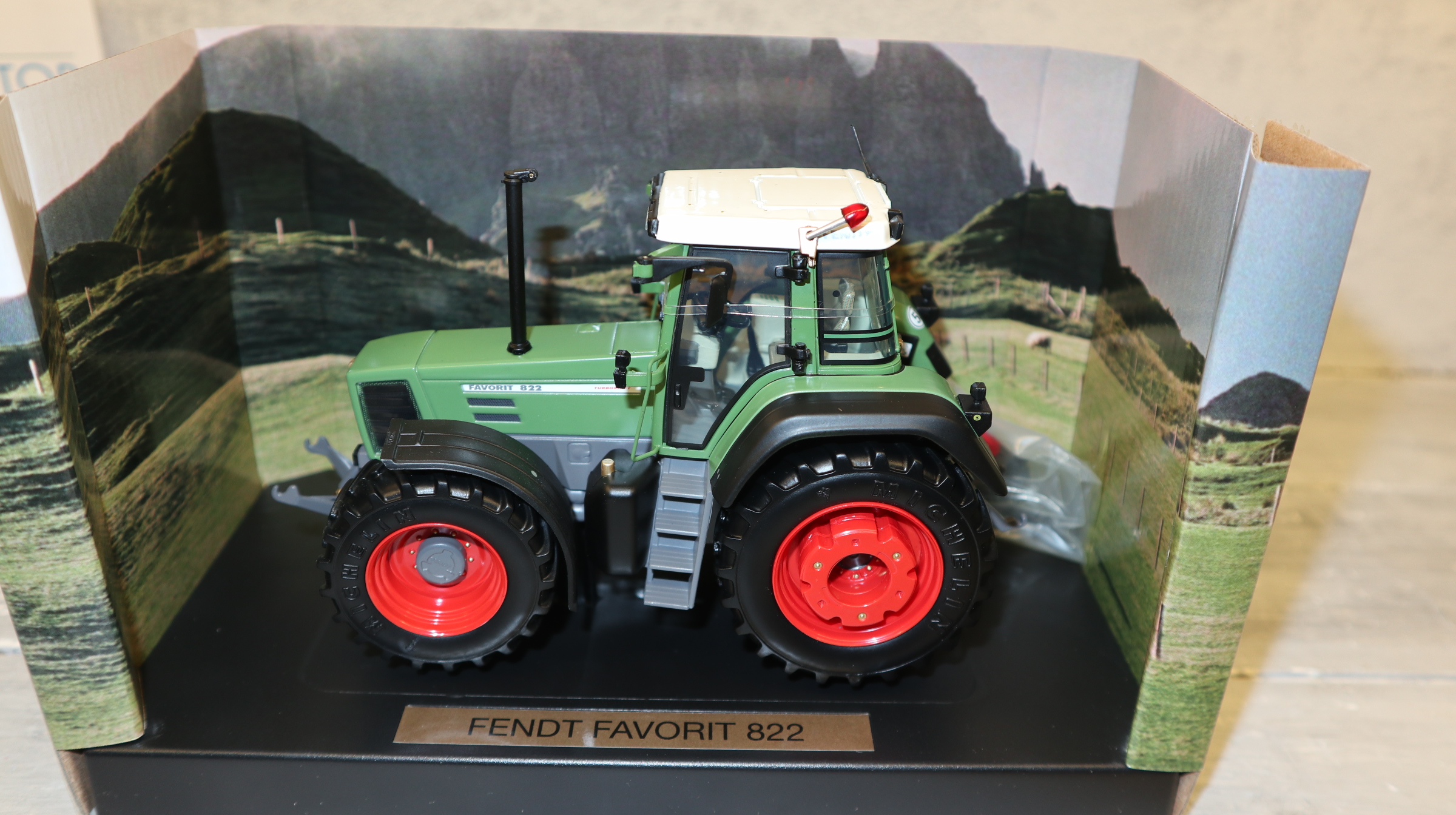 Weise Toys 2075 in 1:32, Fendt Favorit 822, Sondermodell 1000 Stück  NEU in OVP