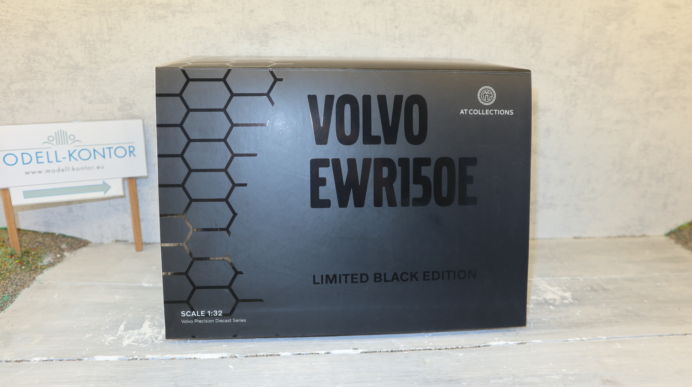 AT Collections AT3200116 in 1:32,  VOLVO EWR150E BLACKLINE Radbagger , NEU in OVP