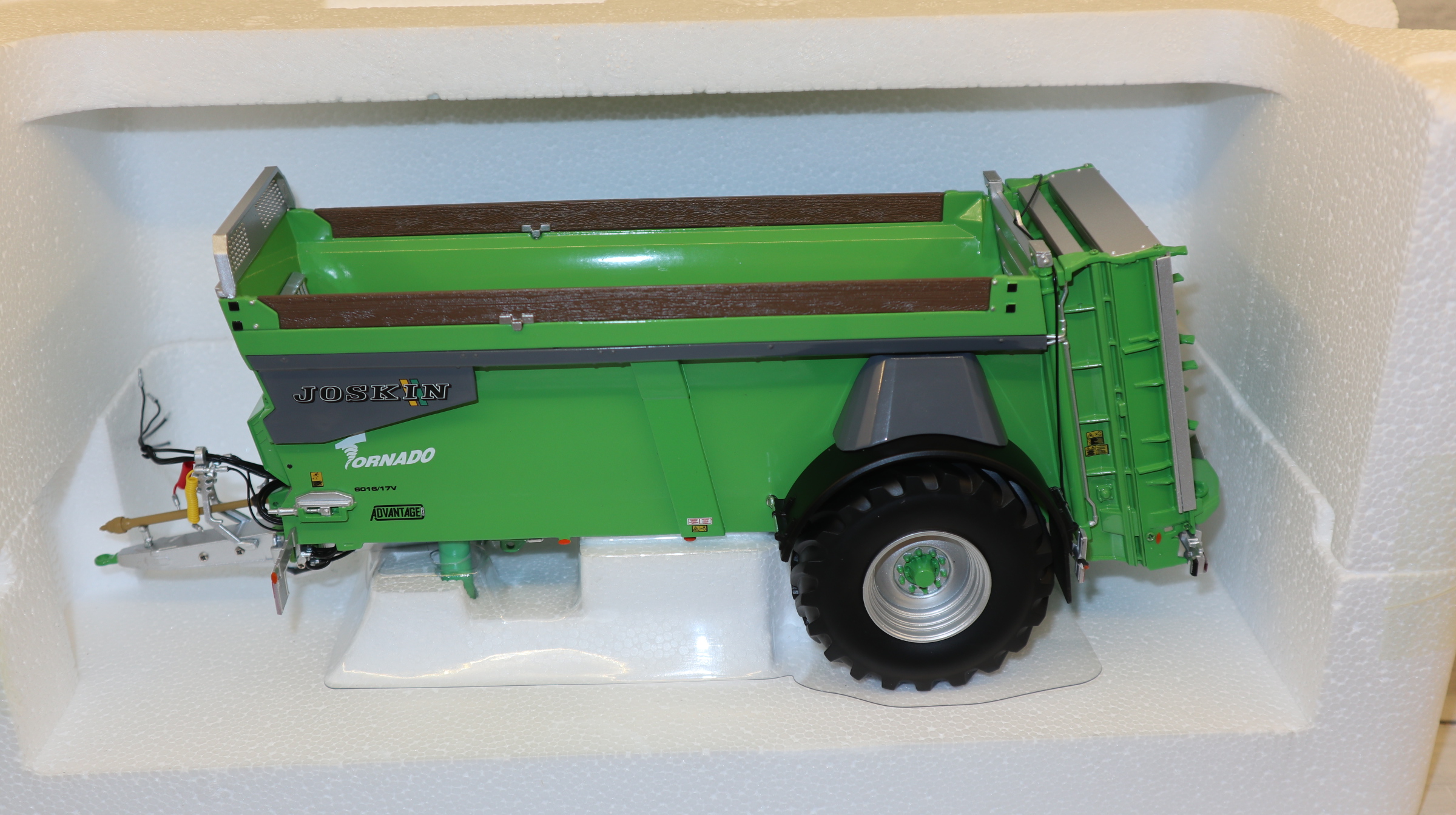 Universal Hobbies UH 6787 in 1:32, Joskin Tormado 6016/17V,  NEU in OVP