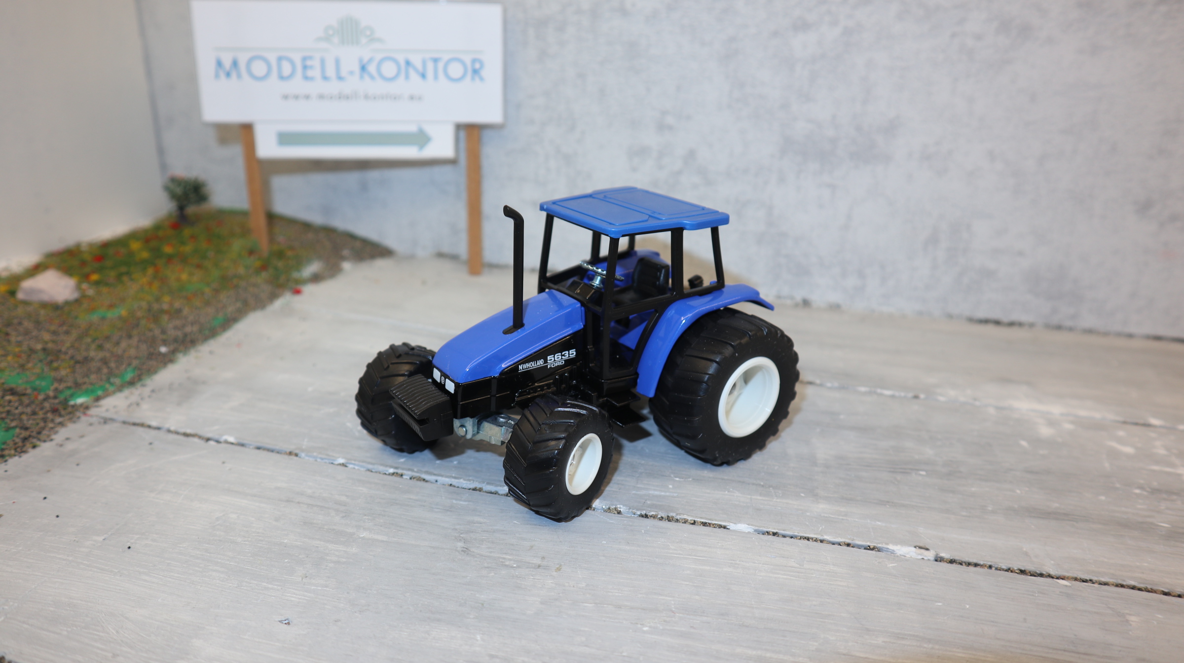 Siku 2652 in 1:32,  New Holland 5635 in Blau mit Breitreifen, NEU in OVP