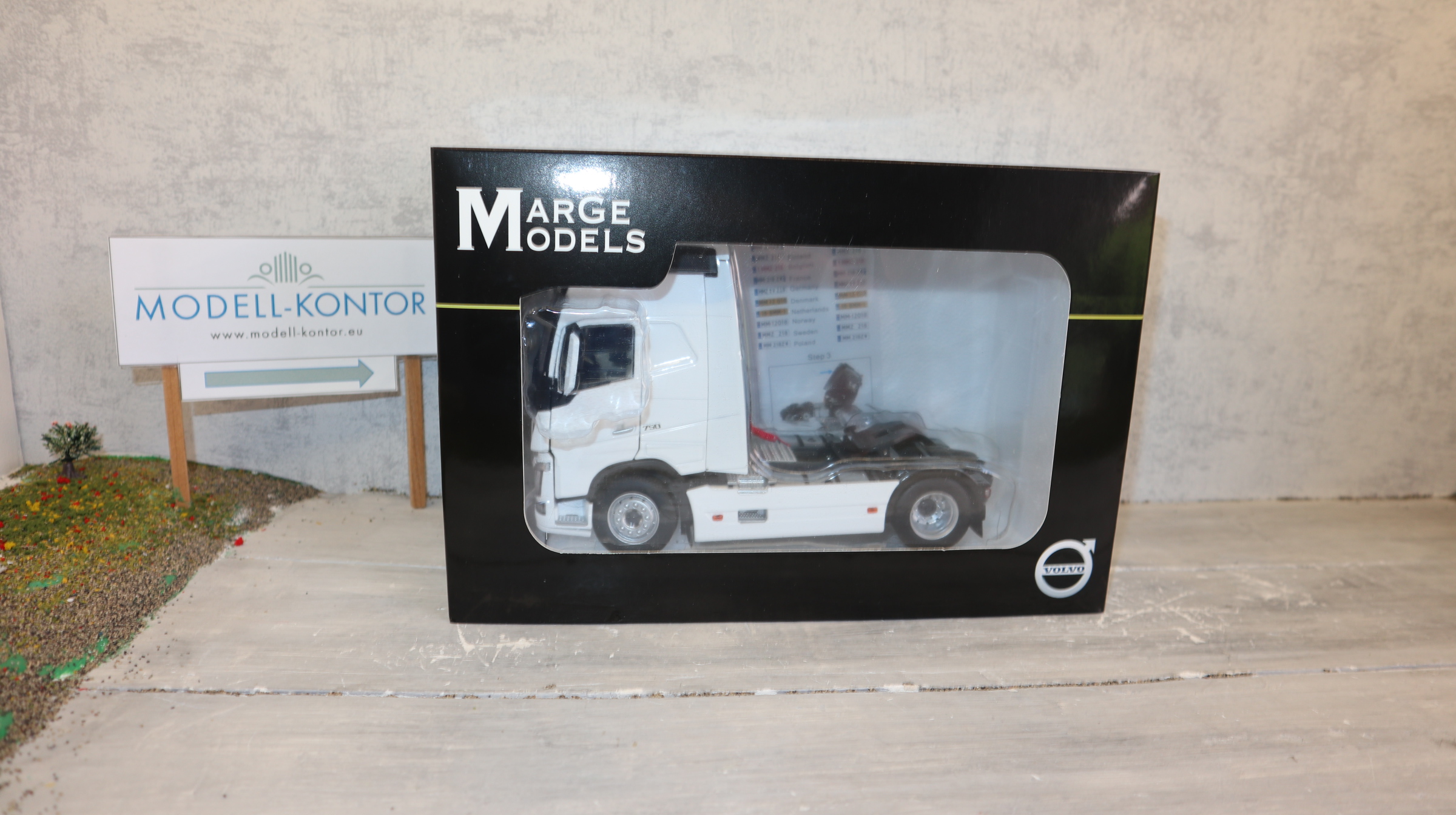 MarGe 1810-04 in 1:32,  VOLVO FH 16  4x2 in weiß als SZM, NEU in OVP