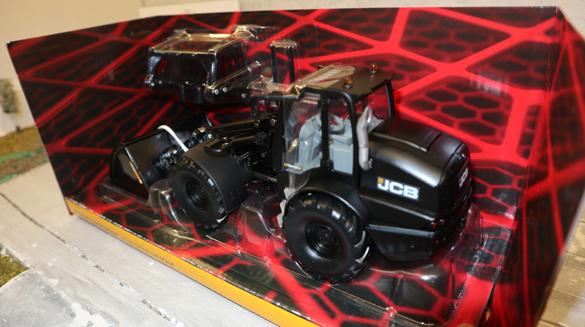 Britains 43387 in 1:32,  JCB TM420S Black Edition, NEU  in OVP