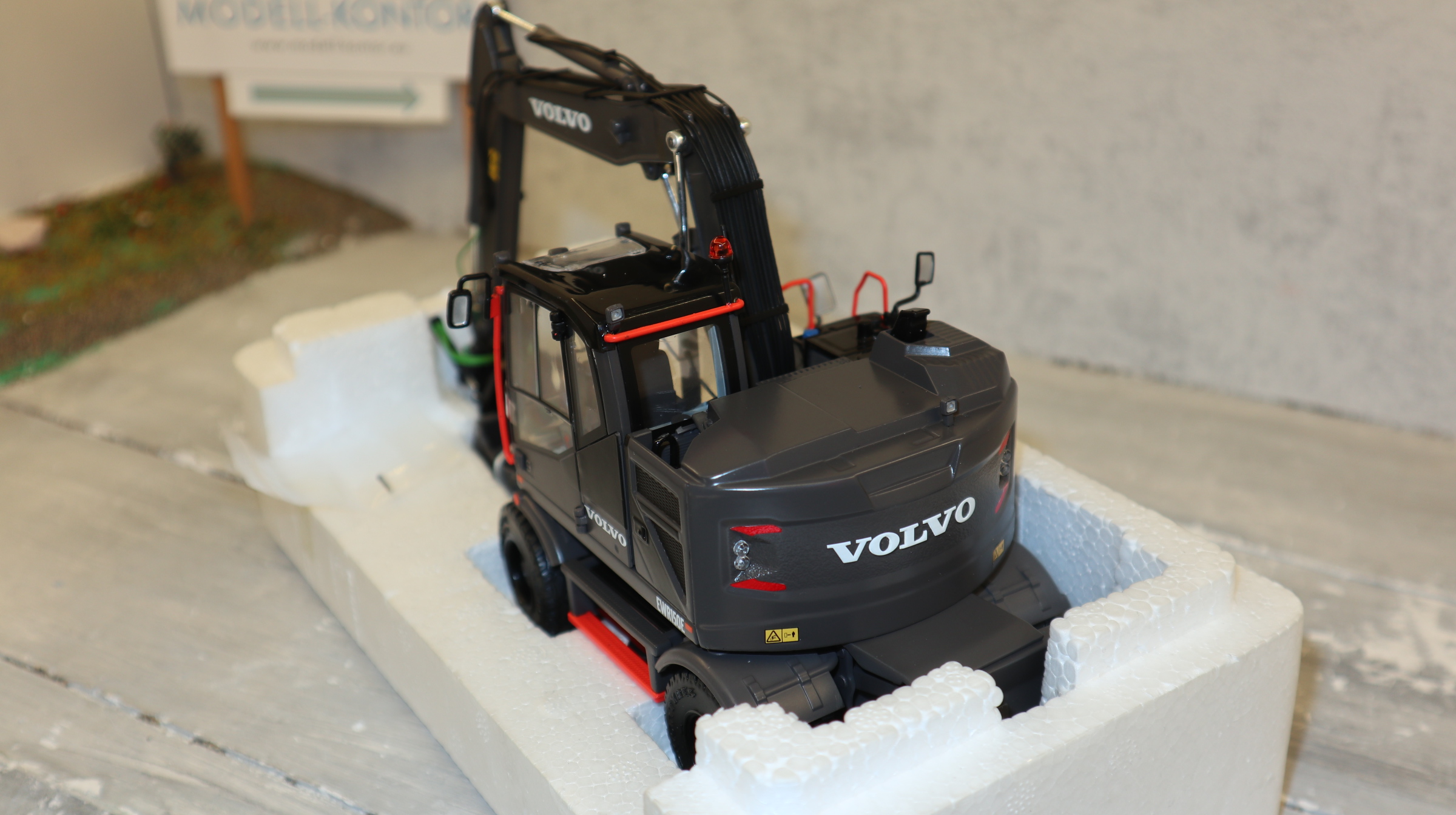 AT Collections AT3200116 in 1:32,  VOLVO EWR150E BLACKLINE Radbagger , NEU in OVP