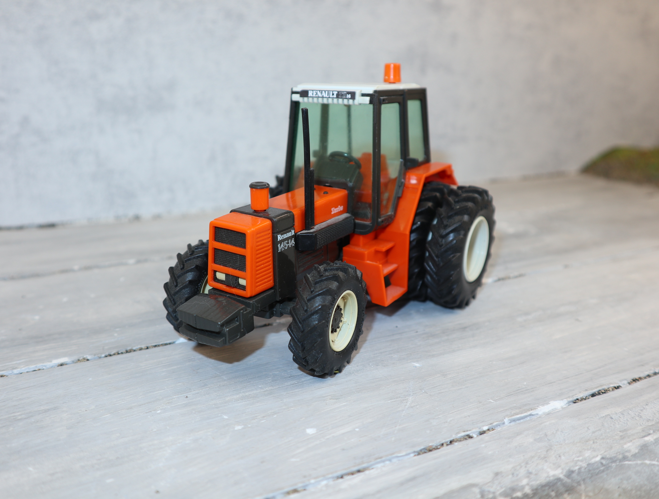 Britains 9522 in 1:32 Renault 145-14 in orange, TOP ohne OVP
