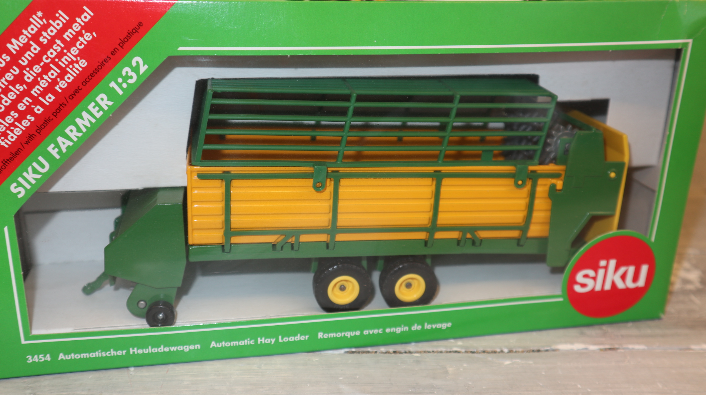 Siku 3454 in 1:32, Heuladewagen in John Deere-Farben, NEU in OVP