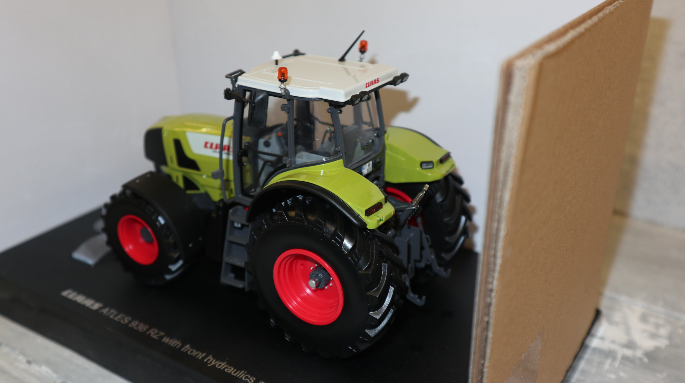 Universal Hobbies UH 02678510 in 1:32, Claas ATLES 936 RZ, NEU in OVP