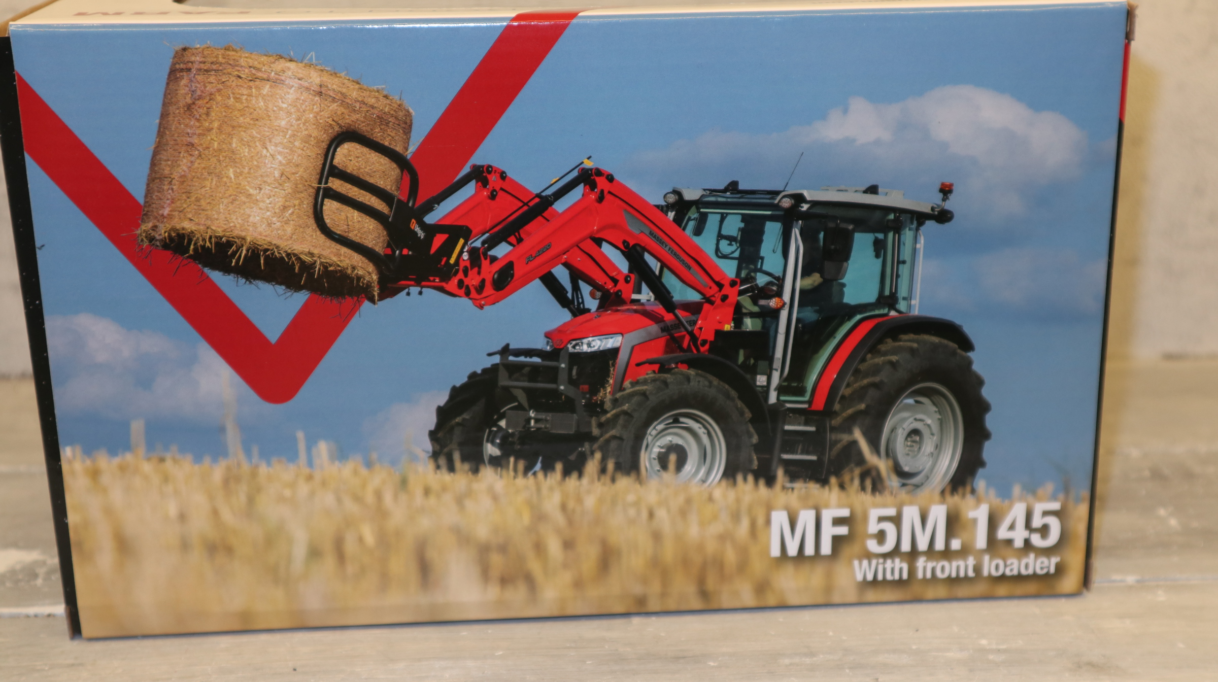 Universal Hobbies UH 6784 in 1:32,  Massey Ferguson 5M.145 mit Frontlader,  NEU in OVP