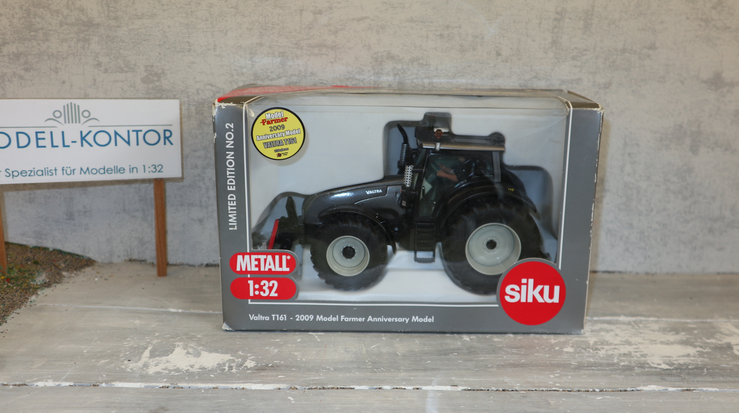 Siku 3268 in 1:32,  Valtra T161 GRAU Modell Farmer 2009, NEU in OVP