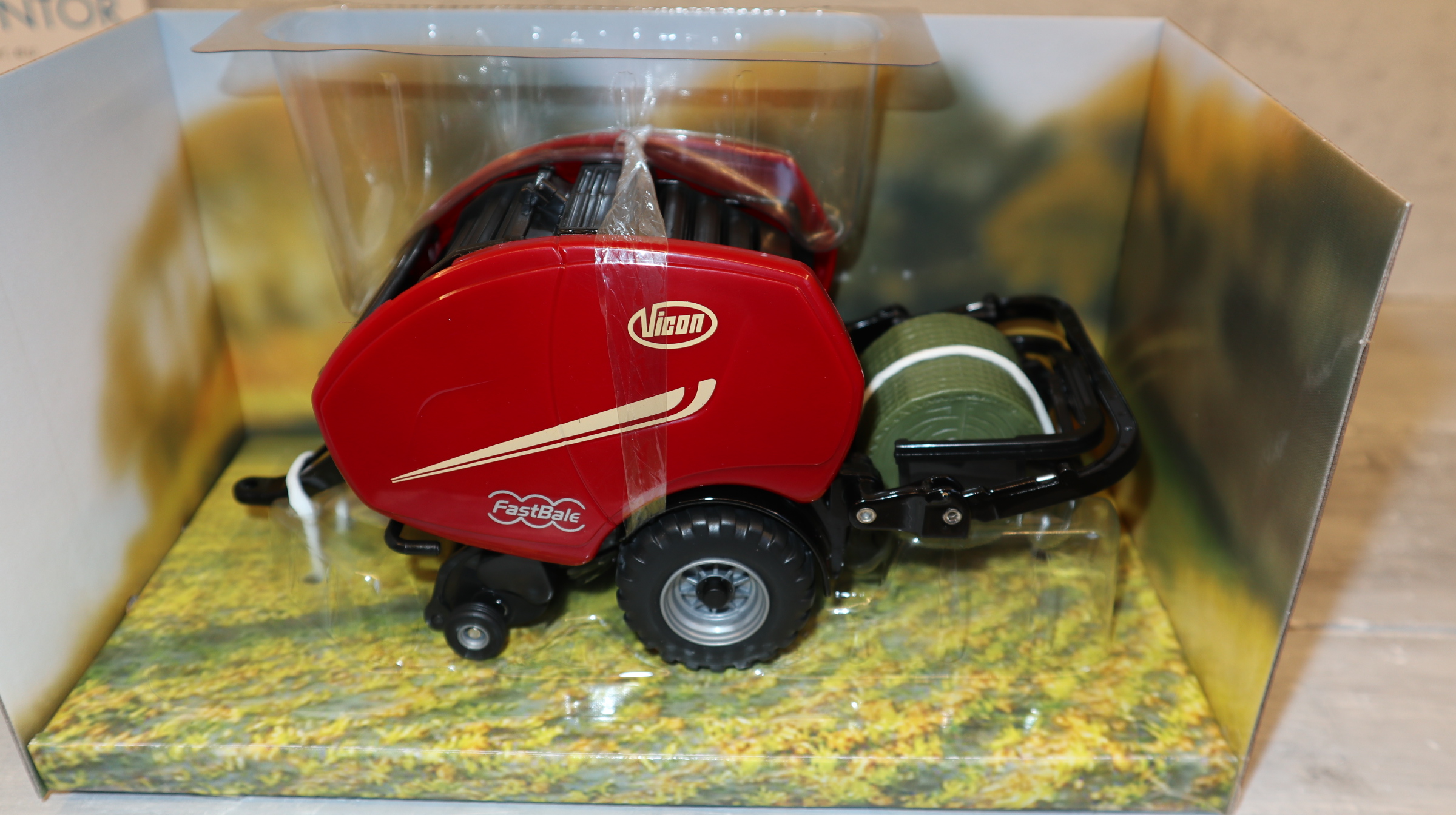 Britains 43221 in 1:32,  VICON Rundballenpresse Fastbale, NEU in OVP