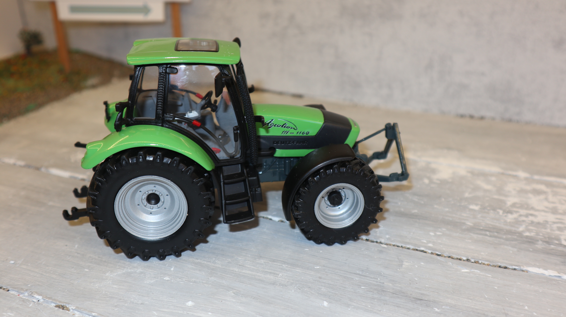 Universal Hobbies UH 2095 in 1:32,  Deutz-Fahr Agrotron 1160 mit Fronthydraulik,  NEU in OVP