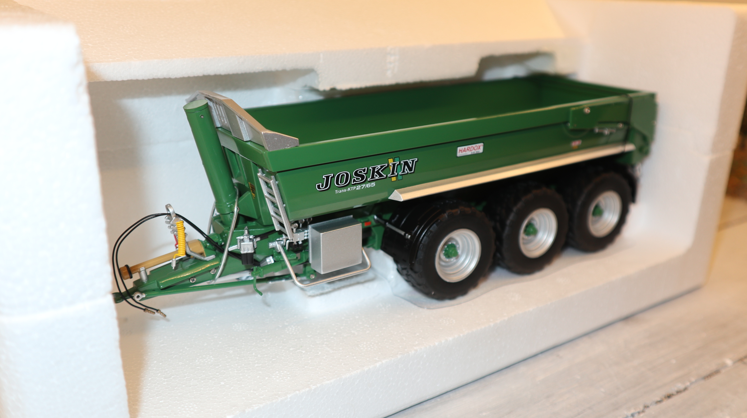 Universal Hobbies UH 6815 in 1:32, Joskin Trans-KTP 27-65, Green Edition,  NEU in OVP