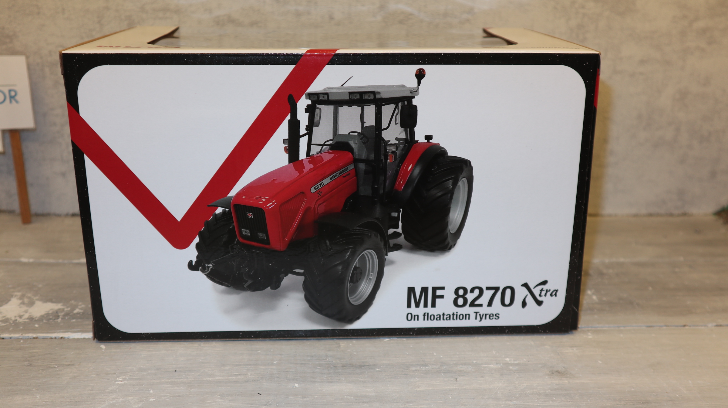 Universal Hobbies UH 6425 in 1:32,  Massey Ferguson 8270 Xtra Ballon-Reifen,  NEU in OVP