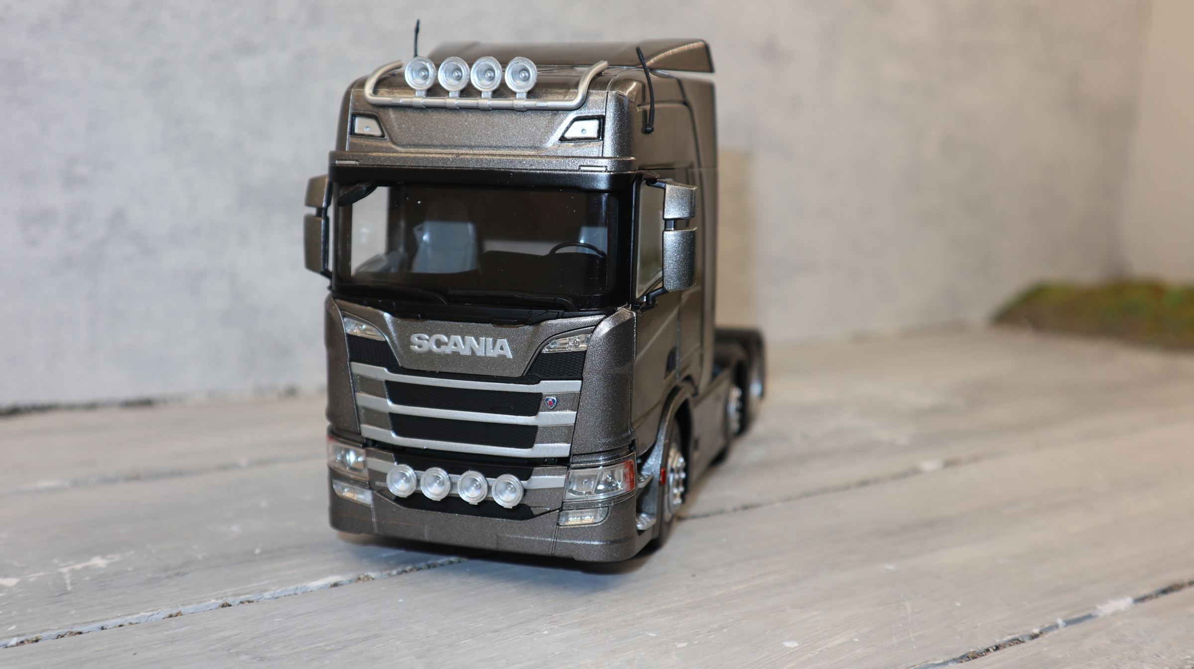 MarGe 2015-02 in 1:32 SCANIA R500 6x2 in dunkelgrau als SZM