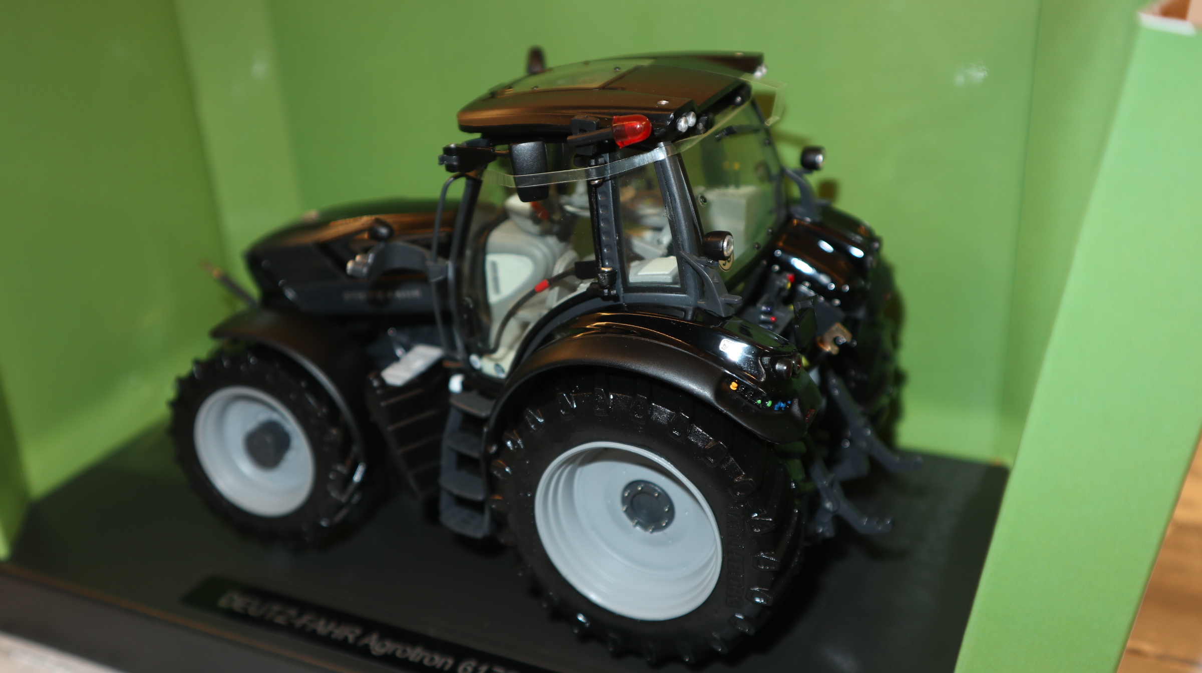 Weise Toys 2053 in 1:32, Deutz-Fahr 6175 TTV Warrior black, NEU in OVP