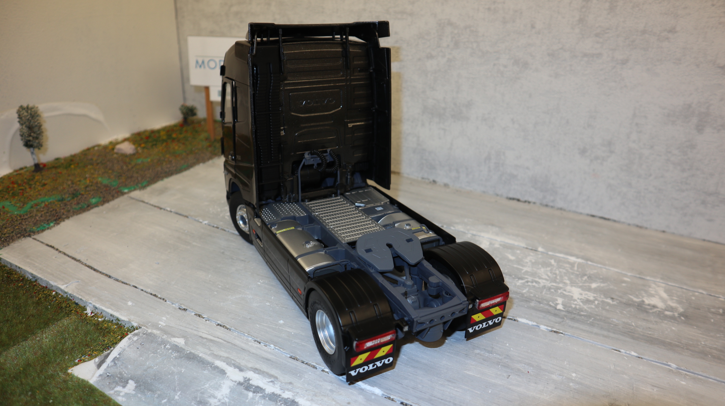 SOLIDO 2400102 in 1:24, VOLVO FH 16 Globetrotter XL,  SZM in schwarz, NEU in OVP