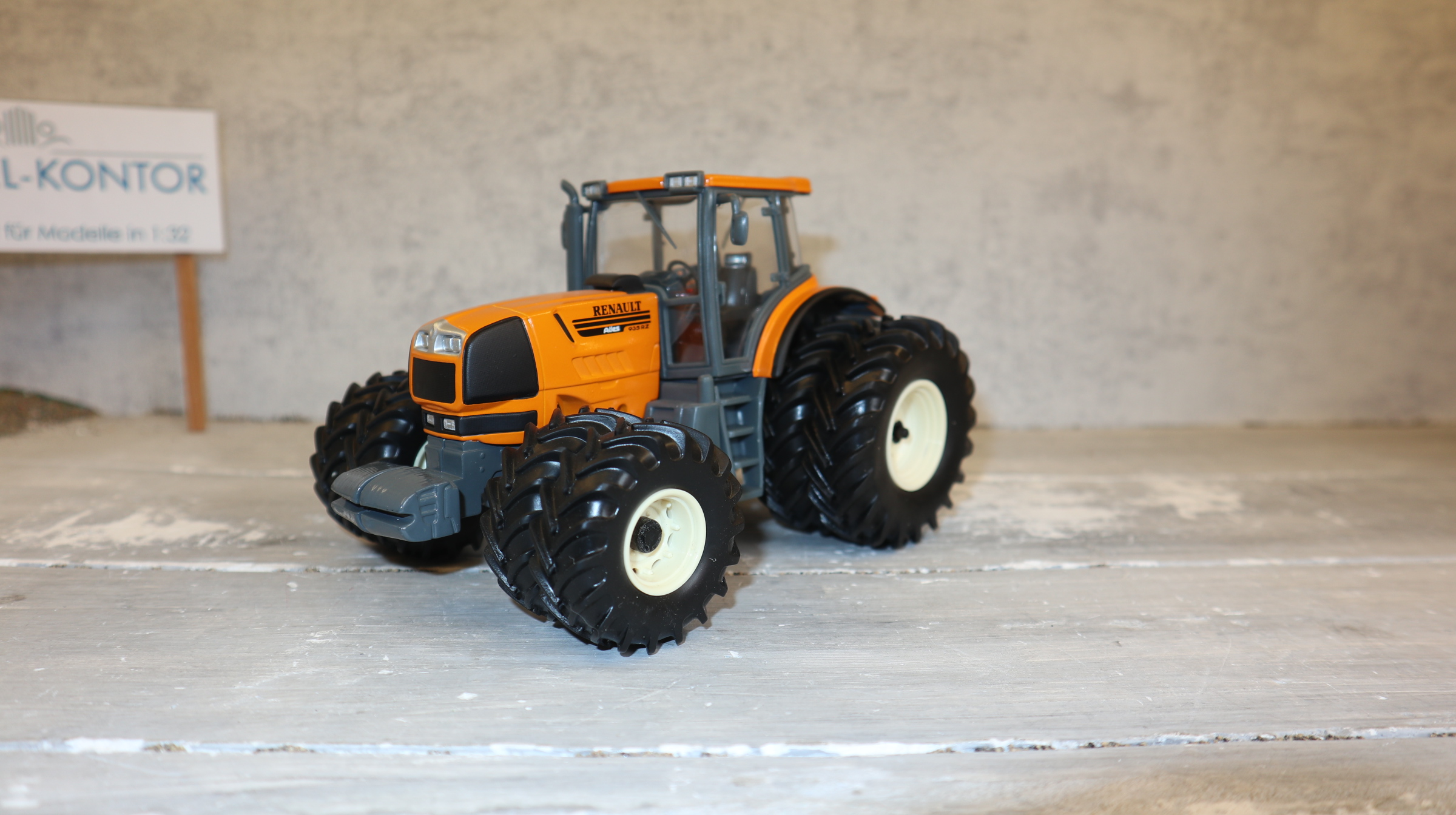Universal Hobbies UH 2957 in 1:32, Renault Atles 935 Zwillingsreifen, NEU in OVP