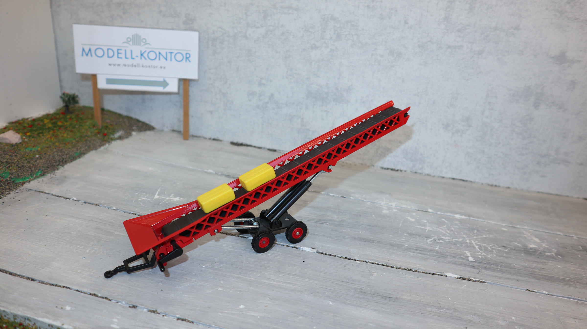 Siku 2857 in 1:32,  Förderband, Version 1 in ROT,  mit beiden Strohballen, Neu in  OVP