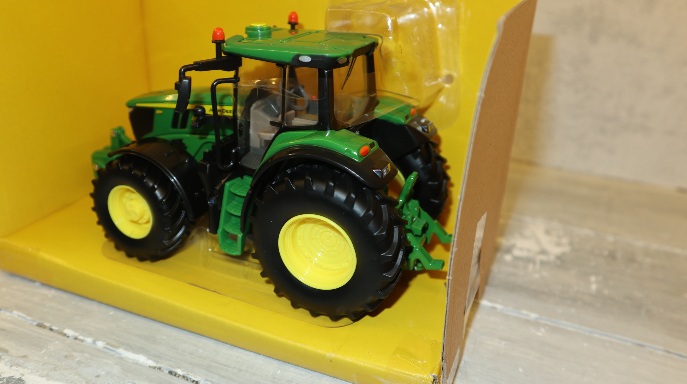 Britains 43406 in 1:32,  John Deere 6M 240, NEU  in OVP