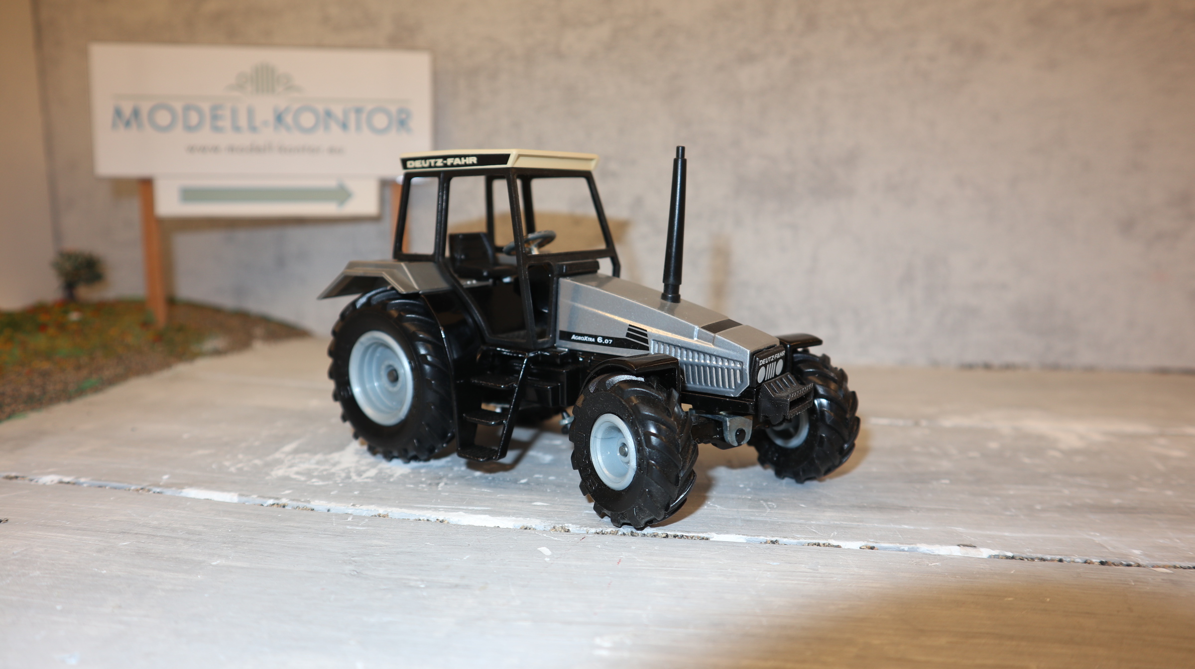 Siku 2863 in 1:32,  Deutz-Fahr Agroxtra 6,07 in SILBER, NEU aber ohne OVP