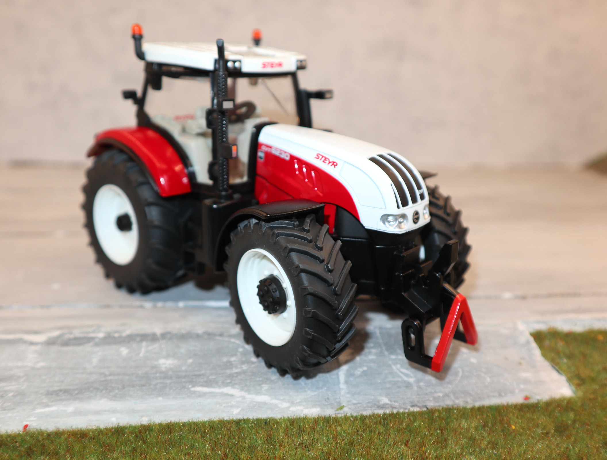 Siku 3283 in 1:32 STEYR  CVT6230 in rot / weiß - Sondermodell -Bild im Händlerkatalog, aber nicht erhältlich , NEU ohne OVP