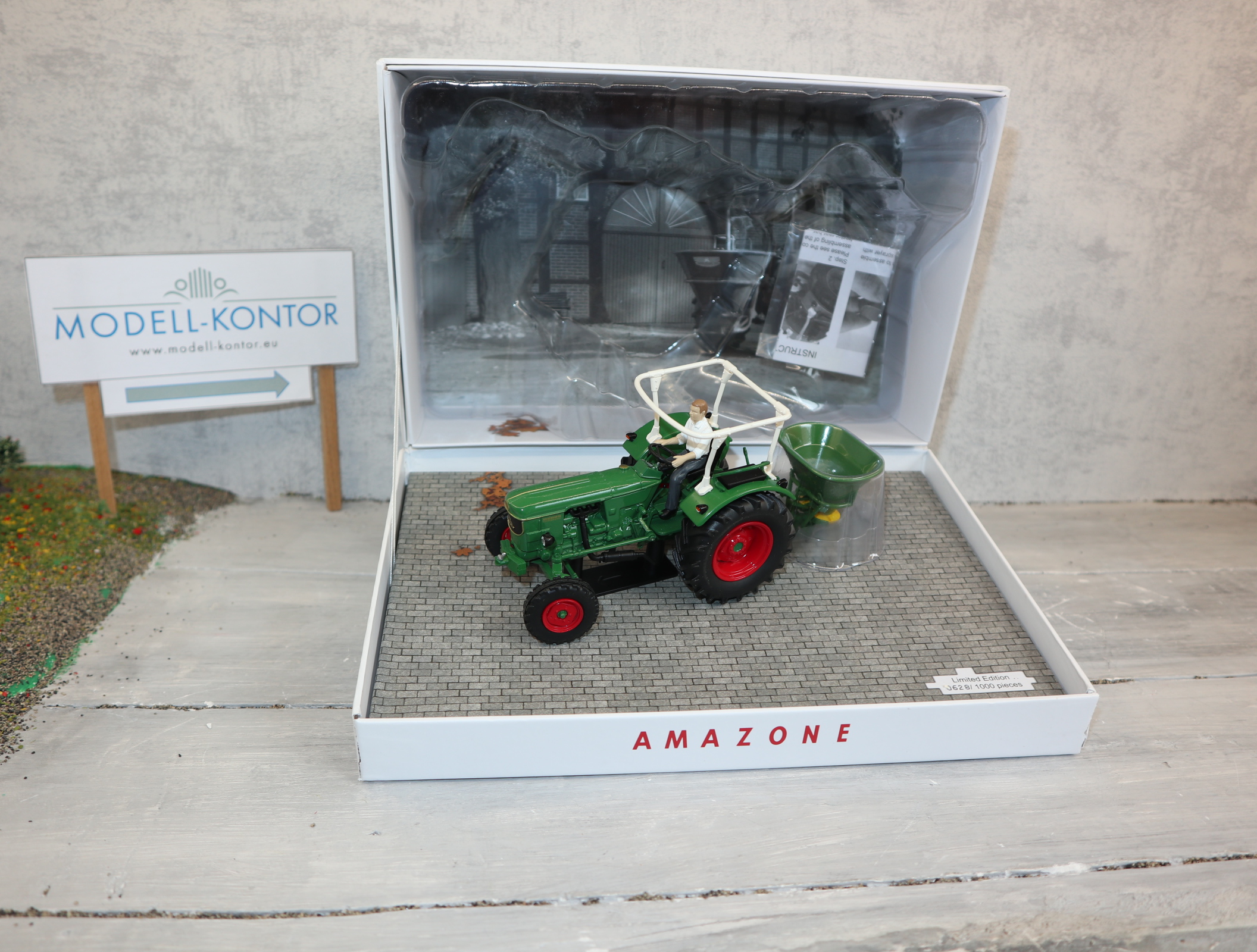 Universal Hobbies 5371 in 1:32 AMAZONE ZA Streuer mit Deutz D60 05 Sondermodell 1500 Stück in OVP