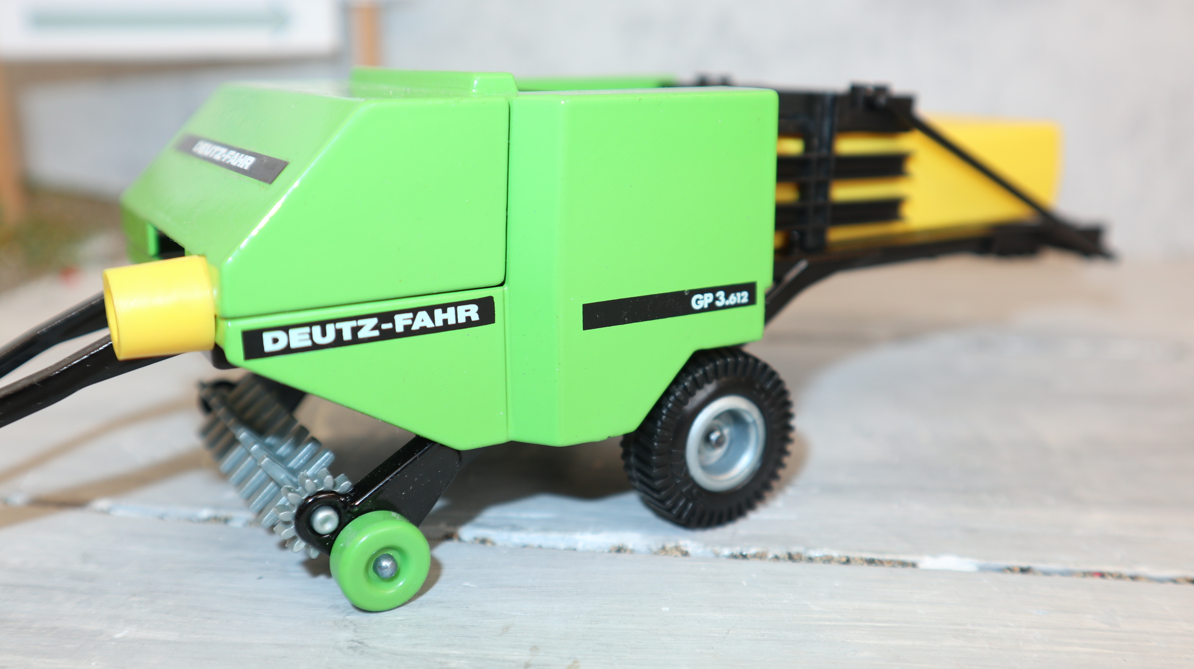 Siku 2862 in 1:32,  Deutz- Ballenpresse, Version 2 mit profilierten Räder, mit beiden Strohballen, TOP ohne OVP