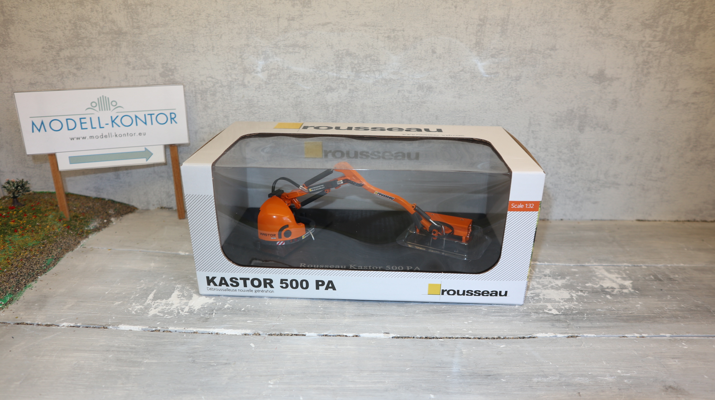 Universal Hobbies UH 4281 in 1:32, Rousseau Kastor 500 Seitenmäher, NEU in OVP