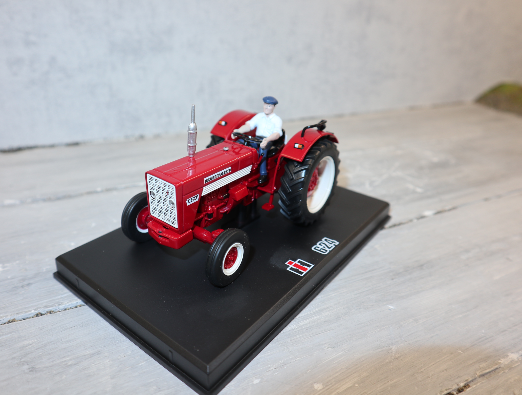 Replicagri 031 in 1:32 International IH 624 mit Fahrer ohne Kabine neu in OVP