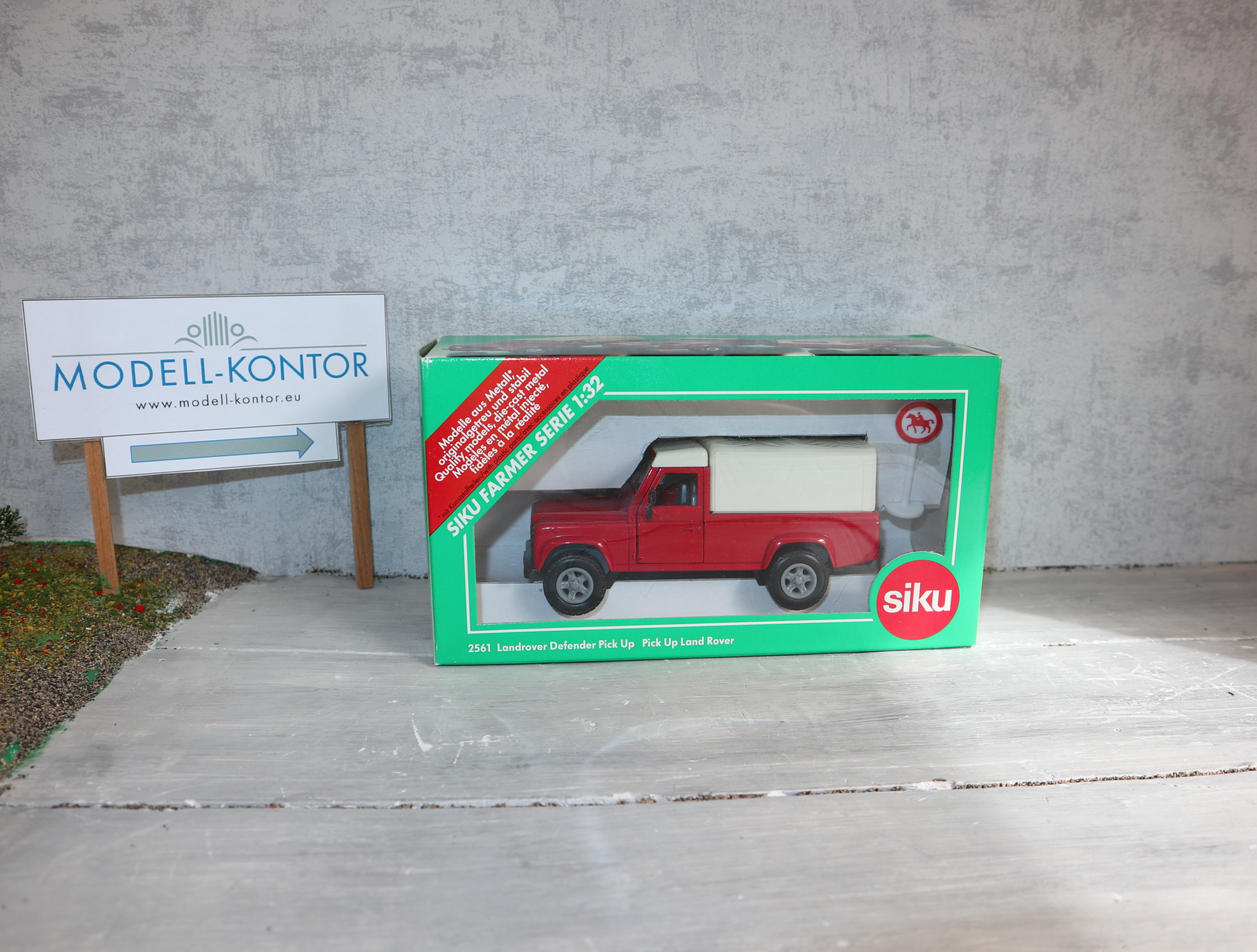 Siku 2561 in 1:32,  Landrover Defender Pick-Up in ROT, NEU in OVP