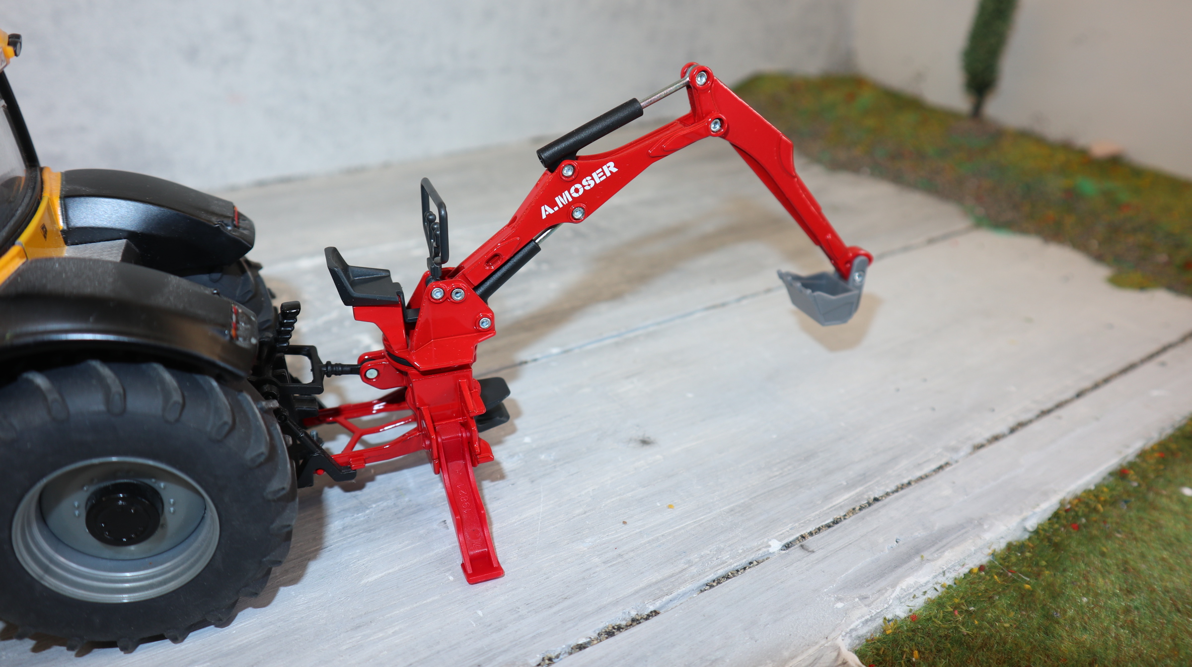 Siku 2066 in 1:32,   MOSER Heckbagger für Trecker, NEU in OVP