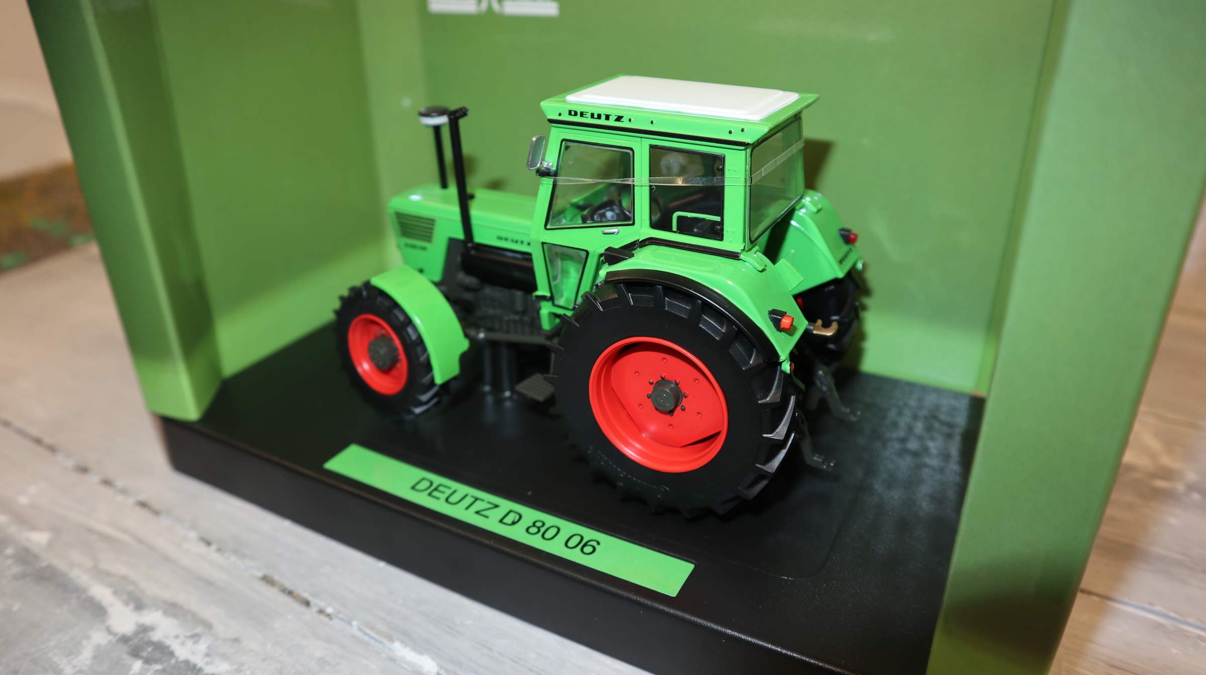 Weise Toys 1039 in 1:32, DEUTZ D80 06 mit Kabine hellgrün, NEU in OVP