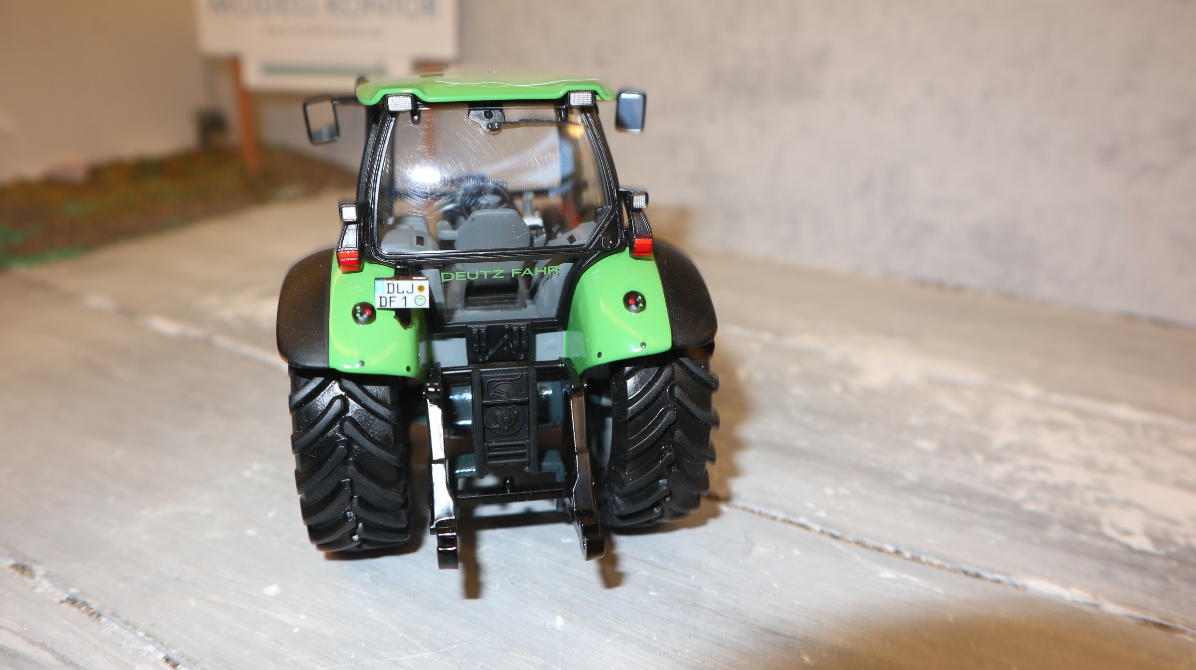 Universal Hobbies UH 2096 in 1:32,  Deutz-Fahr Agrotron 1160 mit Frontgewicht,  NEU in OVP