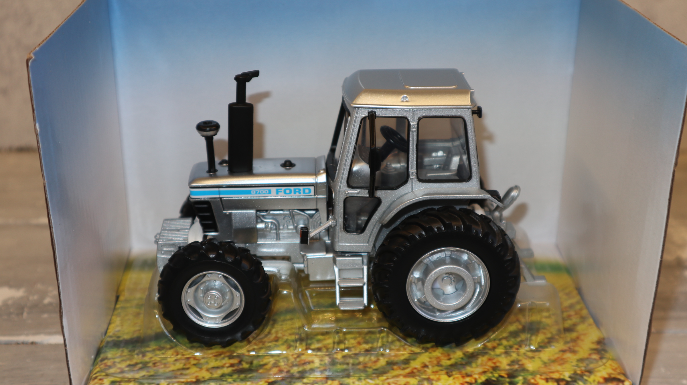 Britains 43409 in 1:32,  Ford 8700 4WD SILBER, nur 150 Modelle, NEU in OVP