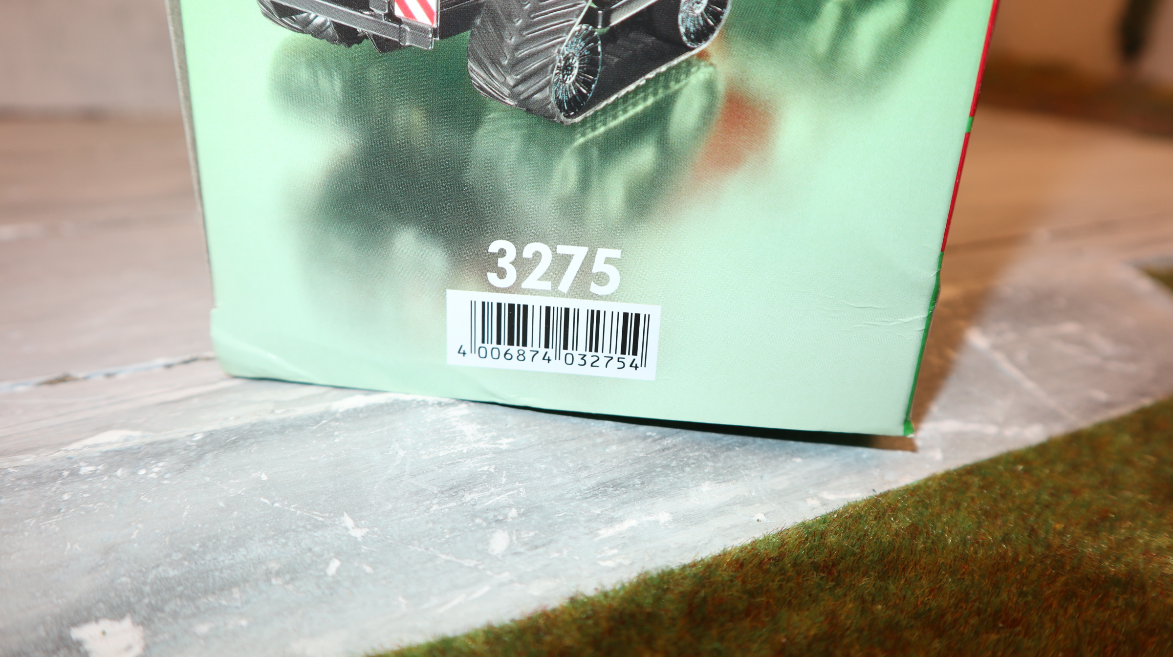 Siku 3275 in 1:32 CASE Quadtrac 600.  NEU in OVP
