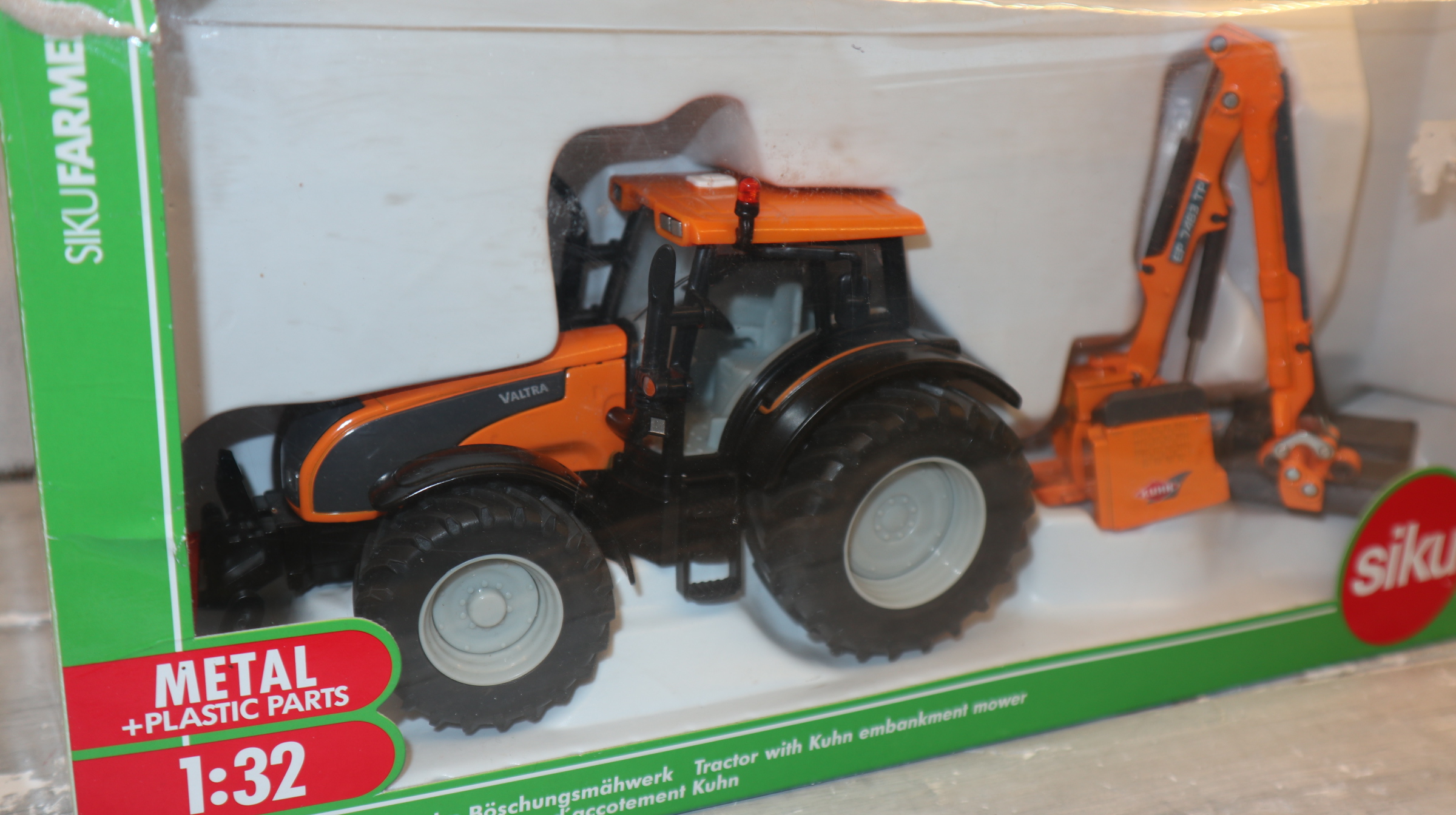 Siku 3659 in 1:32, Trecker mit Böschungsmäher, NEU in OVP