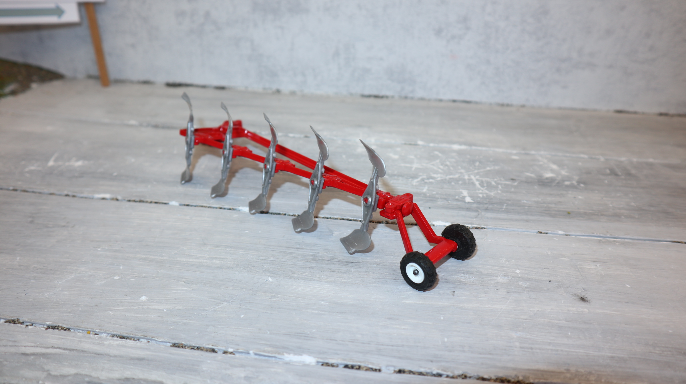 Siku 1956 in 1:32 Wendepflug in ROT, NEU in OVP