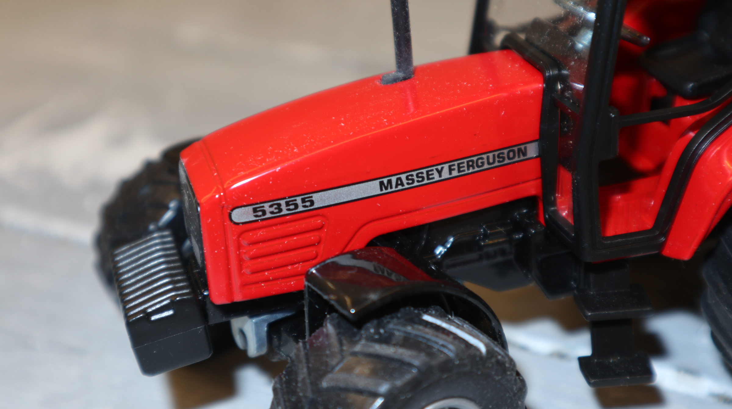 Siku 2654 in 1:32, Massey Ferguson 5355 mit breiten Reifen, Sondermodell ??  NEU in OVP
