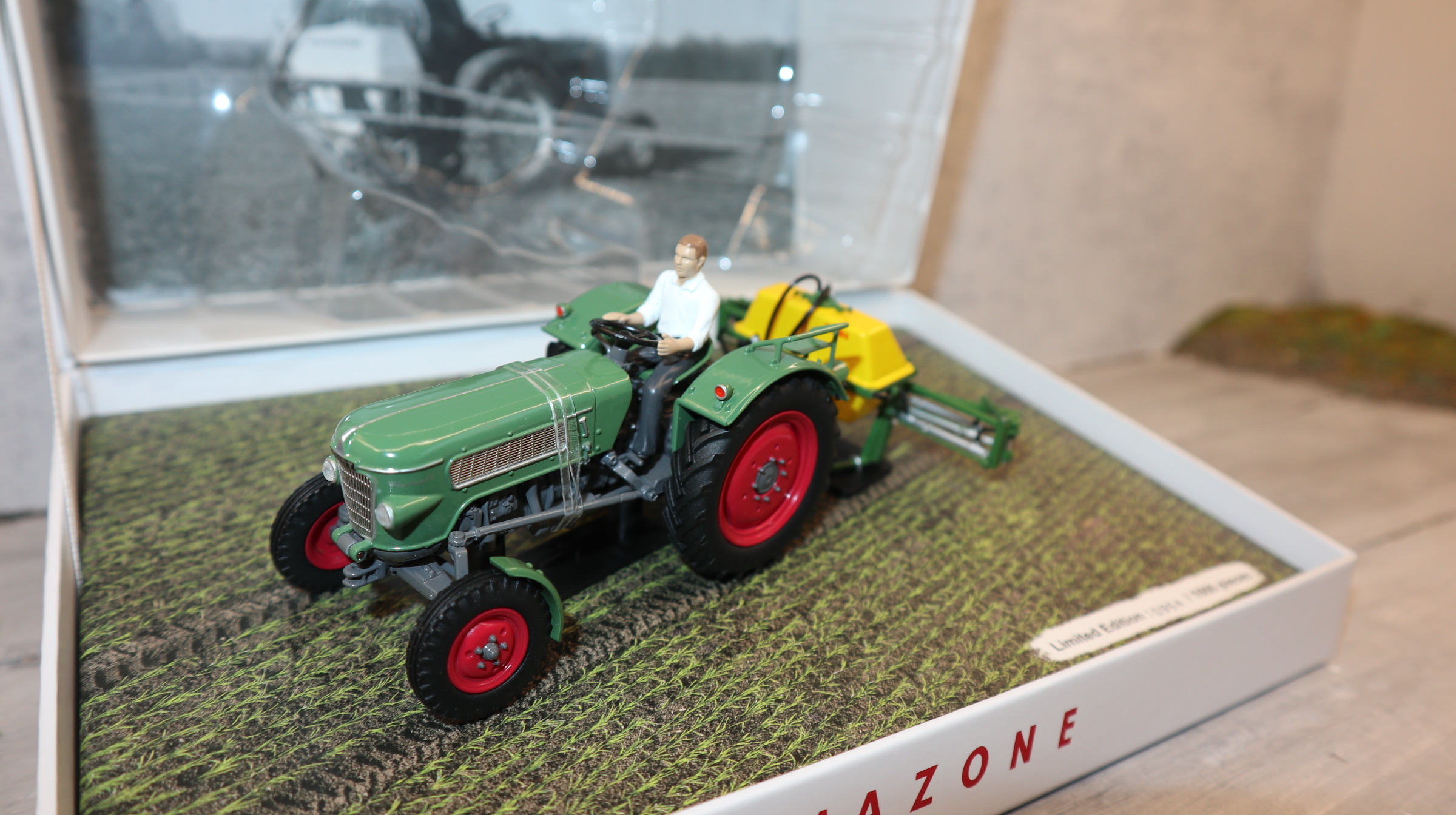 UH 6201 in 1:32  Fendt Farmer 2 mit AMAZONE Spritze, Sondermodell NEU in OVP