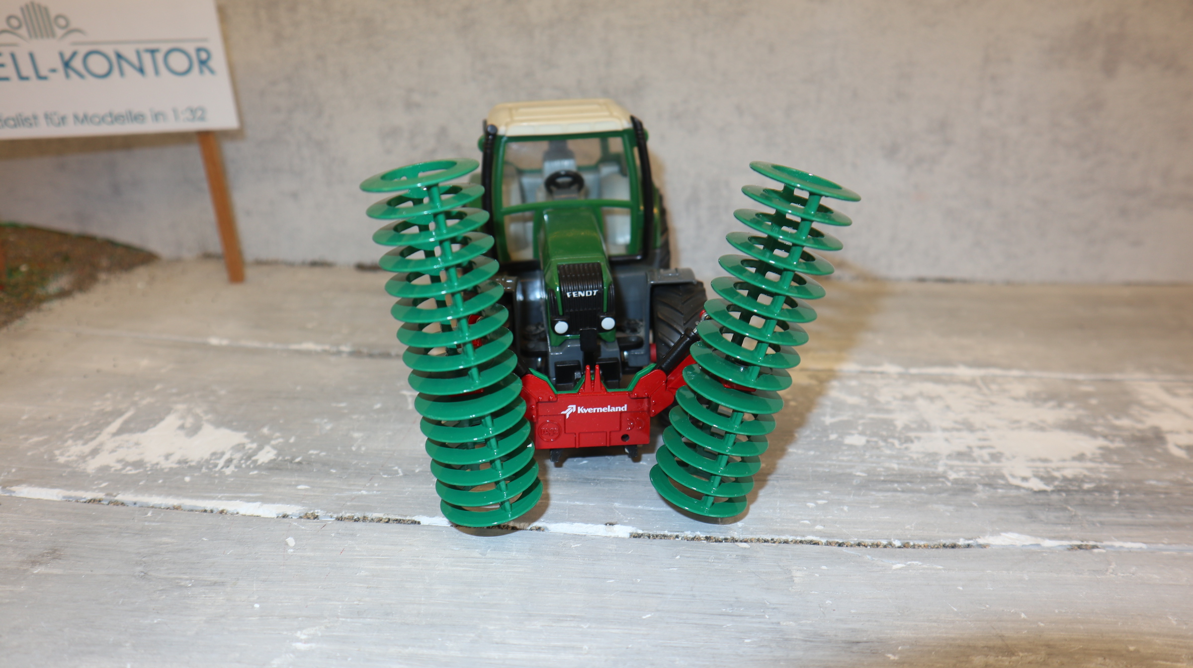 Siku 2052 in 1:32 Frontpacker KVERNELAND grün-rot, Sondermodell , NEU in OVP