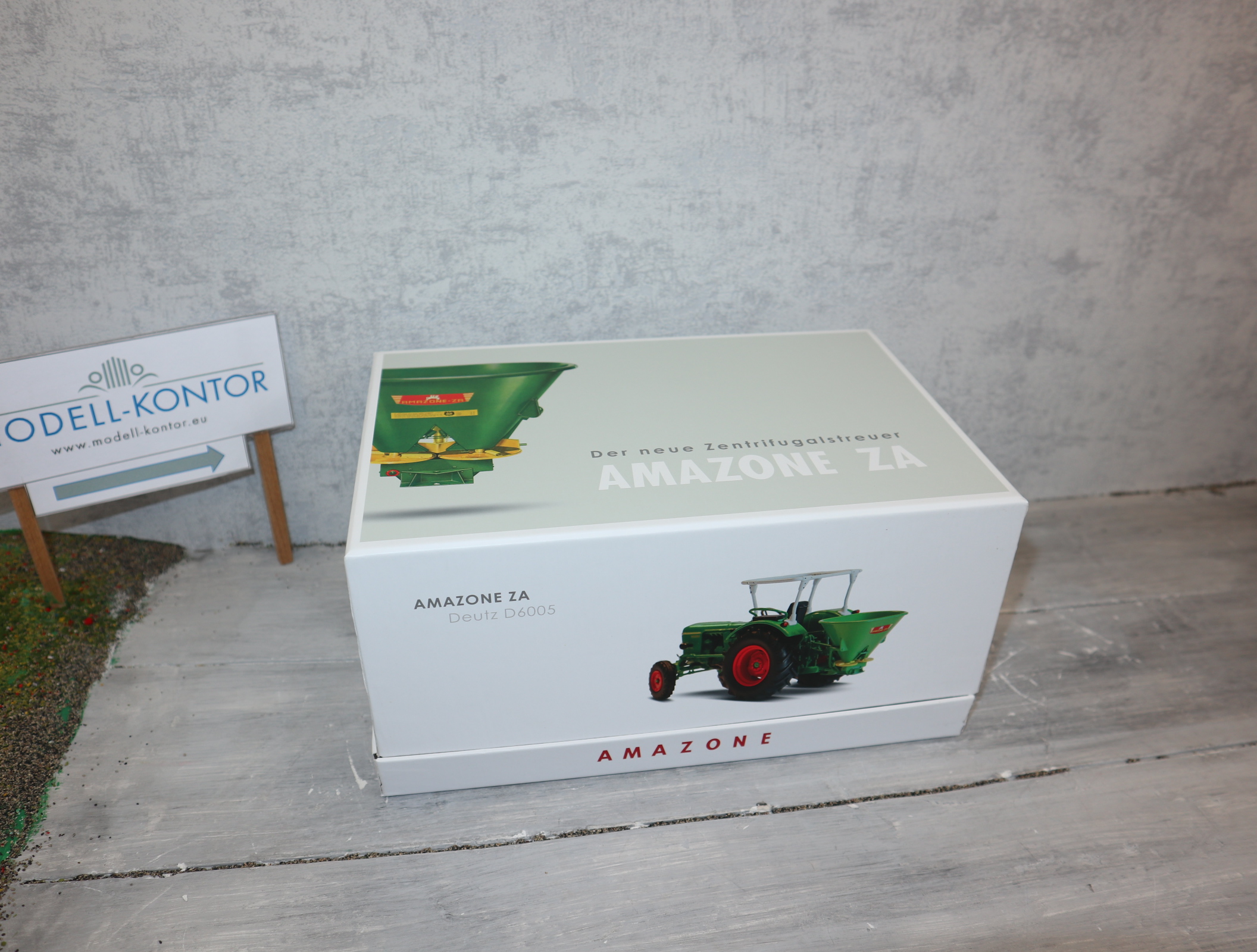 Universal Hobbies 5371 in 1:32 AMAZONE ZA Streuer mit Deutz D60 05 Sondermodell 1500 Stück in OVP